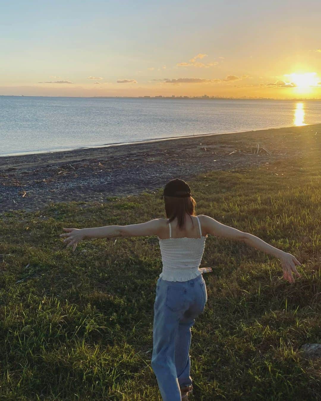 若井友希のインスタグラム：「新曲「ブルーガール」聴いてくれた？💙 ⁡ ⁡ 配信リリースされましたー！💙  この曲を書いてる時に ライブでみんなで遊べる曲かつポジティブな夏ソングを目指してたわたくしですが ⁡ 歌詞書く過程で もうブルーな気持ちになりまくりで笑笑 ⁡ 自分と向き合い戦う日々の中 周りは平凡な幸せも手に入れてる中 私のこれからの人生どうなる？どうしたいんだって問いかけながら もっと歌頑張りたいのにちょっぴり逃げたくもなって そんな自分にイライラして笑笑 ⁡ でも光るためには暗さが必要で 結局好きなことを好きって思えてる今が幸せで。 ⁡ ブルーな自分もひっくるめて 夢を追いかけてる今が''青''春！ そう思えた瞬間すらすらリリックが進みました笑 ⁡ ブルーガールな自分は誇らしいなと思えます😉💙 ⁡ 堂々と不確定な波に乗って 一緒にジャンプしてブルーな気持ち吹っ飛ばして欲しいな！！！ ⁡ 2000年代サウンド大好きなわたしが あの頃の平成大好きな気持ちになりながら書いて ⁡ @ryoleftymiyata  私の理想を言う前から組みとって表現してくれる天才レフティさんにより 素敵なサウンドができあがりました💙 ⁡ とても愛せる激盛り上げソング！！ ⁡ ライブで早くあそびたいなー！！！いっぱいジャンプしてね！！💙 ⁡ ⁡ #newsong #シンガーソングライター #singersongwriter #ブルーガール」