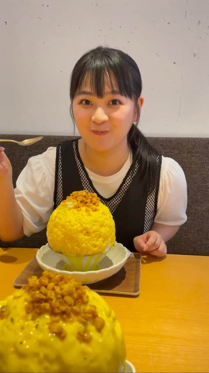 谷元星奈のインスタグラム：「* とうもろこしかき氷、食べ納めの様子🌽 低めの声でむふふふふって笑ってる🌽 また来年、会えますように🌽  #帰省した時の楽しみ #母が撮ってくれました #むふふ  #とうもろこしかき氷 #大好きすぎる #また来年  #かき氷#ごーらー見習い#氷活動#氷活」