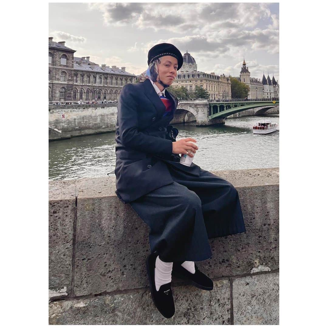 TEPPEIさんのインスタグラム写真 - (TEPPEIInstagram)「…   Days in Paris 01.  jacket: Dior homme by Hedi Slimane,   shirts: Vintage @anthem_chill,   trousers: @cootieproductions,   béret: @bode,   scarf: @undercover_lab,   loafer: @prada」10月5日 20時54分 - stylist_teppei