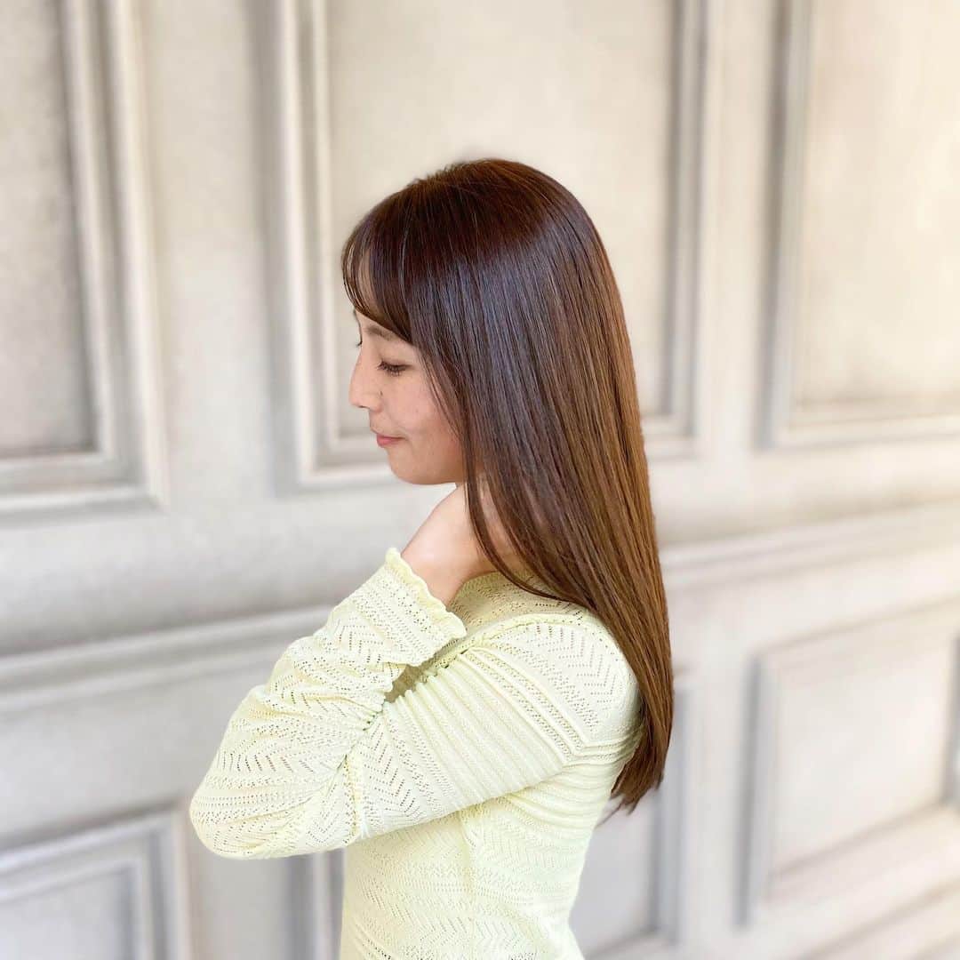 のインスタグラム：「♡ * すっかり秋🍂 髪も秋仕様にチェンジ！ * 艶髪になれるとインスタで気になっていた 「cura青山」で、美髪メニュー 「カラー+髪質改善トリートメント」 をお願いしました。 * before(写真5)見たら、 びっくりするくらい紫外線で傷んでいたけど、 after写真見てここまで変われるのかと、仕上がりに感動！！ * カラーはオリーブ系🫒 髪質、ダメージ、お悩みに合わせて、 メニューを提供してくれます♡ * 癖があまり無く、ダメージやパサつきでお悩みの方は、髪質改善トリートメントやケアカラー、 癖があり、まとまらない艶が無いダメージも気になる方は、縮毛矯正とトリートメントで、極上の艶髪になれるみたい✧ * 業界トップクラスの薬剤知識を元に、 しなやかで、ダメージを最小限に抑えたトリートメントなので安心♡ * 夏の紫外線で髪が傷んでしまった方！ 秋カラーとトリートメントでツヤツヤになりましょ〜！ * * PR @cura__aoyama #curaaoyama #髪質改善  #髪質改善トリートメント #表参道美容室  #表参道美容院 #表参道ヘアサロン  #表参道サロン #艶髪」
