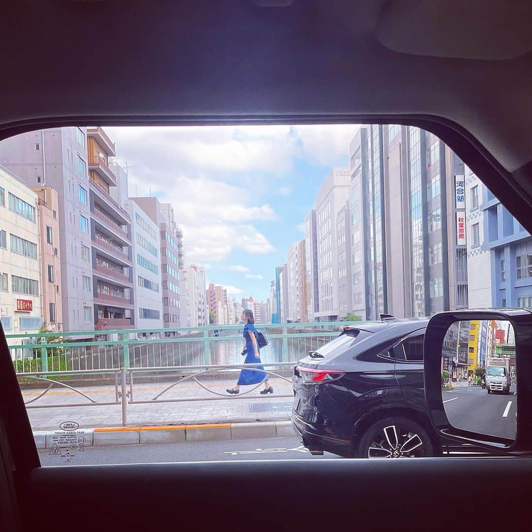 本間憲のインスタグラム：「街と川。信号待ちで📷 👩はタマタマですから。」