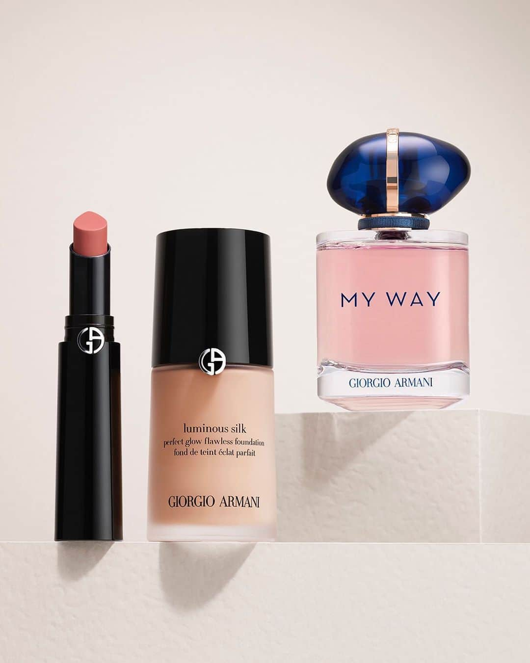 Armani Beautyさんのインスタグラム写真 - (Armani BeautyInstagram)「My makeup, my way. Create a fresh, "no-makeup" makeup look with the natural glow of LUMINOUS SILK FOUNDATION and the radiant colors of LIP POWER, which perfectly blend with a spritz of the feminine and floral MY WAY EAU DE PARFUM.  #Armanibeauty #LuminousSilk  #ArmaniLipPower #ArmaniMyWay #IAmWhatILive」10月5日 21時00分 - armanibeauty