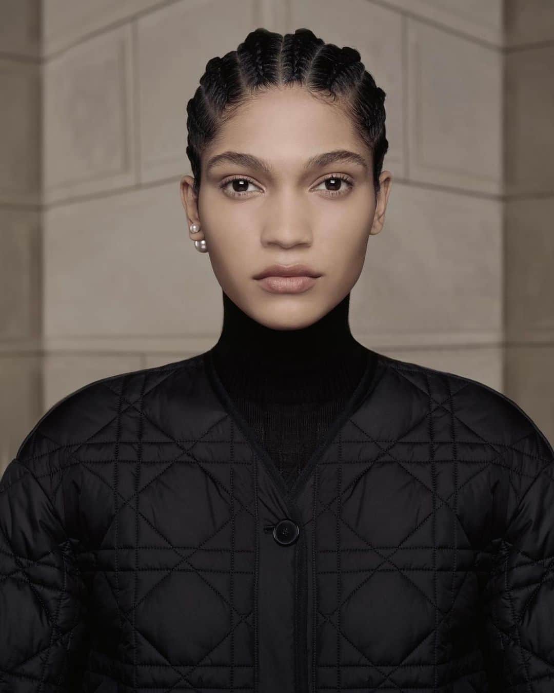 クリスチャンディオールさんのインスタグラム写真 - (クリスチャンディオールInstagram)「Encapsulating the essence of the #Dior30Montaigne collection by @MariaGraziaChiuri, this sleek black jacket is reborn in a contemporary Macrocannage twist, paired flawlessly with a matching skirt and accompanied by the exquisite #DiorLady9522 bag. © @BrigitteNiedermairStudio」10月5日 21時00分 - dior