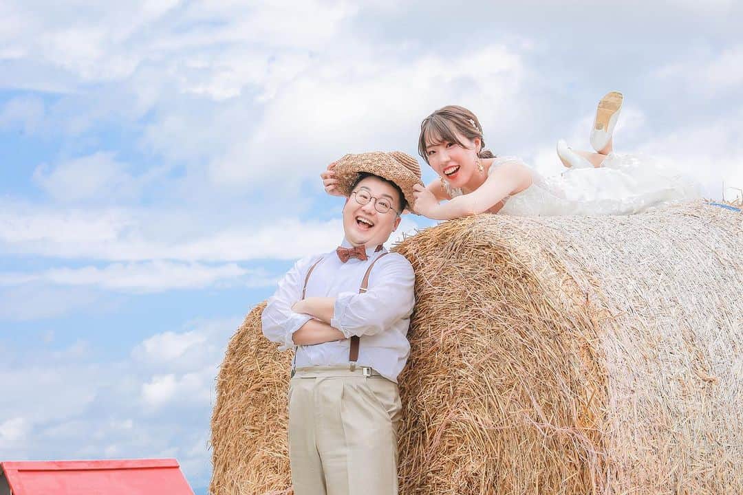 STUDIO SOLAさんのインスタグラム写真 - (STUDIO SOLAInstagram)「あれ、羊が二匹多い？と思ったら新郎新婦のおふたりでした😆😂 楽しいお二人とわいわい、賑やかに撮る撮影は可愛くて楽しい❣️ 途中家族様も合流くださり、素敵なご両親様もパチリできました📷 これからも皆様で仲良くお過ごしください♪  make up by Minami Sawamura . フォトグラファー、ヘアメイク、フォトプランナーを募集中！ 　@decollte_recruit . #プレ花嫁 #北海道プレ花嫁 #weddinghair #DWPG #撮る結婚式　 #ウェディングフォト #フォトウエディング #結婚式準備 #前撮り #後撮り #ブライダルフォト #wppi #weddingphoto #プレ花嫁さんと繋がりたい #lovers_nippon　 #2024春婚 #2024夏婚 #2024秋婚 #2023冬婚 #marry花嫁 #チェリフォト #カップルフォト #花嫁ヘア #おしゃれさんと繋がりたい 　#cherish_photo_days #d_weddingpho #北海道好きと繋がりたい make up by @haruka.deco.hm  . フォトグラファー、ヘアメイク、フォトプランナーを募集中！ 　@decollte_recruit . #プレ花嫁 #北海道プレ花嫁 #weddinghair #DWPG #撮る結婚式　 #ウェディングフォト #フォトウエディング #結婚式準備 #前撮り #後撮り #ブライダルフォト #wppi #weddingphoto #プレ花嫁さんと繋がりたい #lovers_nippon　 #2024春婚 #2024夏婚 #2024秋婚 #2023冬婚 #marry花嫁 #チェリフォト #カップルフォト #花嫁ヘア #おしゃれさんと繋がりたい 　#cherish_photo_days #d_weddingpho #北海道好きと繋がりたい」10月5日 21時01分 - studiosola_hokkaido