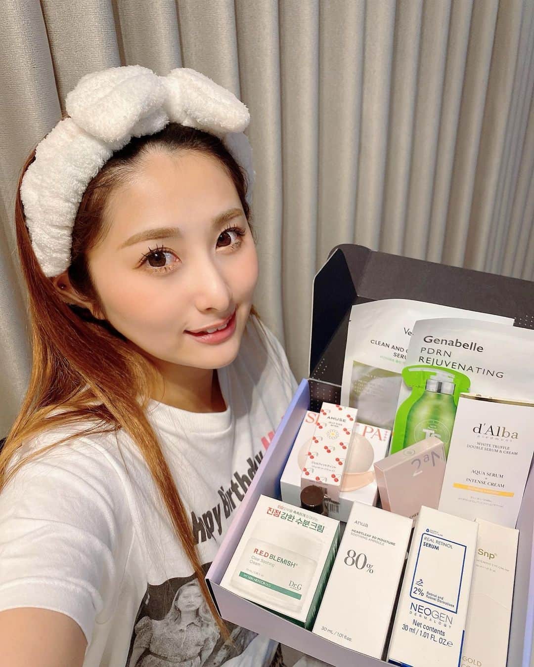 のインスタグラム：「@qoo10.official 🩷 メガキットが届きました〜！  気になっていたアイテムがいっぱい、、、😆✨  ▼NEOGEN：リアルレチノールセラム ▼Anua：ドクダミ80%水分鎮静アンプル ▼Dr.G：レッドBCスージングクリーム  ▼numbuzin：3番 ノーファンデ陶器肌トーンアップクッション ▼2aN：デュアルチーク(カラーランダム) ▼d'Alba：ダブルセラム&クリーム 13g ▼SKINFOOD：ゆずCダークスポットクリアセラム 14ml ▼TSシャンプー：ニュープレミアムTSシャンプー 6ml ▼Veganifect：クリーン＆グロー青い麦つやつやキメセラムフィットマスク ▼Genabelle:PDRN リジュビネイティングマスク 1枚 ▼COSRX：RXザ・レチノール 0.1クリーム 20ml ▼Snp：ゴールドコラーゲンインテンシブアイクリーム ▼AMUSE：ジェルフィットティント 日本限定色"東京チェリー"  こちらのメガキットは非売品ですが 抽選で100名様に当たるイベント実施中なので Qoo10のトップページから応募してみてね❣️  10/1~10/7までの7日間限定で お買い物をすると 購入金額の20%がポイントで 還元されるからとってもお得です🉐  要チェック☑️ https://special.qoo10.jp/DynamicAD/5298/  #pr #qoo10megakit #qoo10 #メガポ  #スキンケア #韓国コスメ #スキンケアマニア #スキンケア用品  #スキンケア紹介 #韓国コスメ大好き」
