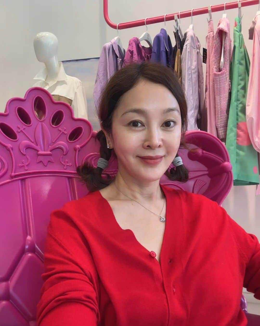 イ・スンヨンのインスタグラム：「앞으로 넘기대되는  @superthingskr  #수퍼띵스💕   컬러를 누리셔요   레드가 요즘 늠 땡기더니  핫컬러였구먼요 ㅋ  우리마고의 청청통바지와  찰떡같이 어울리는  슈퍼띵스 후디들과 롤러팝컬러의 따끈한신상들까지   수퍼띵스와마고의  콜라보  기대해주셔요~~♡♡♡  마고마고로 오셔요  차근히 준비해볼께요~~🤣🤣❤️🙏💚💎  #수퍼띵스이뿐대표님 #기대기대기대기대❤️  #매장넘예뻐서기절 #한남동수퍼띵스💕💕💕 #이태리서도착한의자랑거울ㅋ #넘이쁨요😆😆」