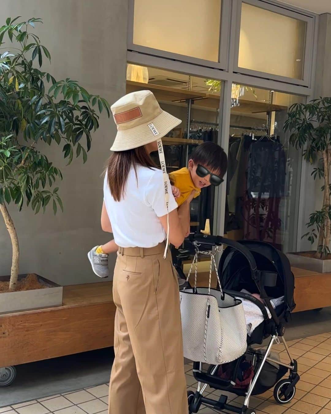 王子咲希(saki ouji)のインスタグラム：「.  2歳になったばかりの体力おばけな息子との買い物は 抱っこというかもはや担いで移動🤦‍♀️  #code#drive#ootd#shopping  #男の子ママ #女の子ママ#ママコーデ #ママライフ #2歳男の子 #1ヶ月ベビー #2歳差育児」