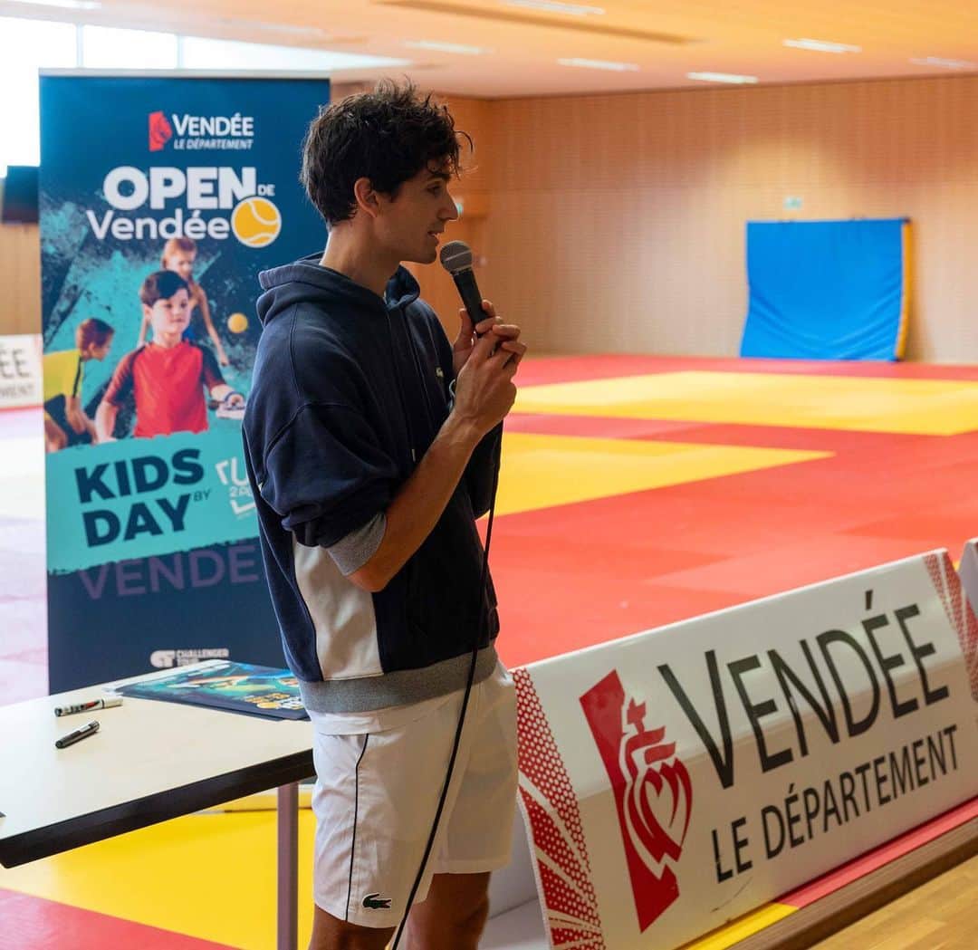 ピエール＝ユーグ・エルベールのインスタグラム：「Durant le Kids Day by @up2play_lessables, plus de 1300 jeunes ont peuplé le Vendéspace pour une plongée dans le tennis de haut niveau ! 🎾  225 primaires invités par le @departement_vendee et issus de 6 établissements. Grâce à Up2PLay, champion tout-terrain dans le domaine sport et loisir, la jeune génération - et leurs accompagnateurs - ont été gâtés! 😊  @pierrehuguesherbert , notamment, a répondu aux questions pertinentes des enfants venus sur place. Des activités ont été proposées: des parties effrénées de cornhole et jeu de réalité virtuelle sur grand écran ont rythmé les entre-matches avec toujours autant de fun ! 👍🏻😉  📸 : @1oeilaverty」