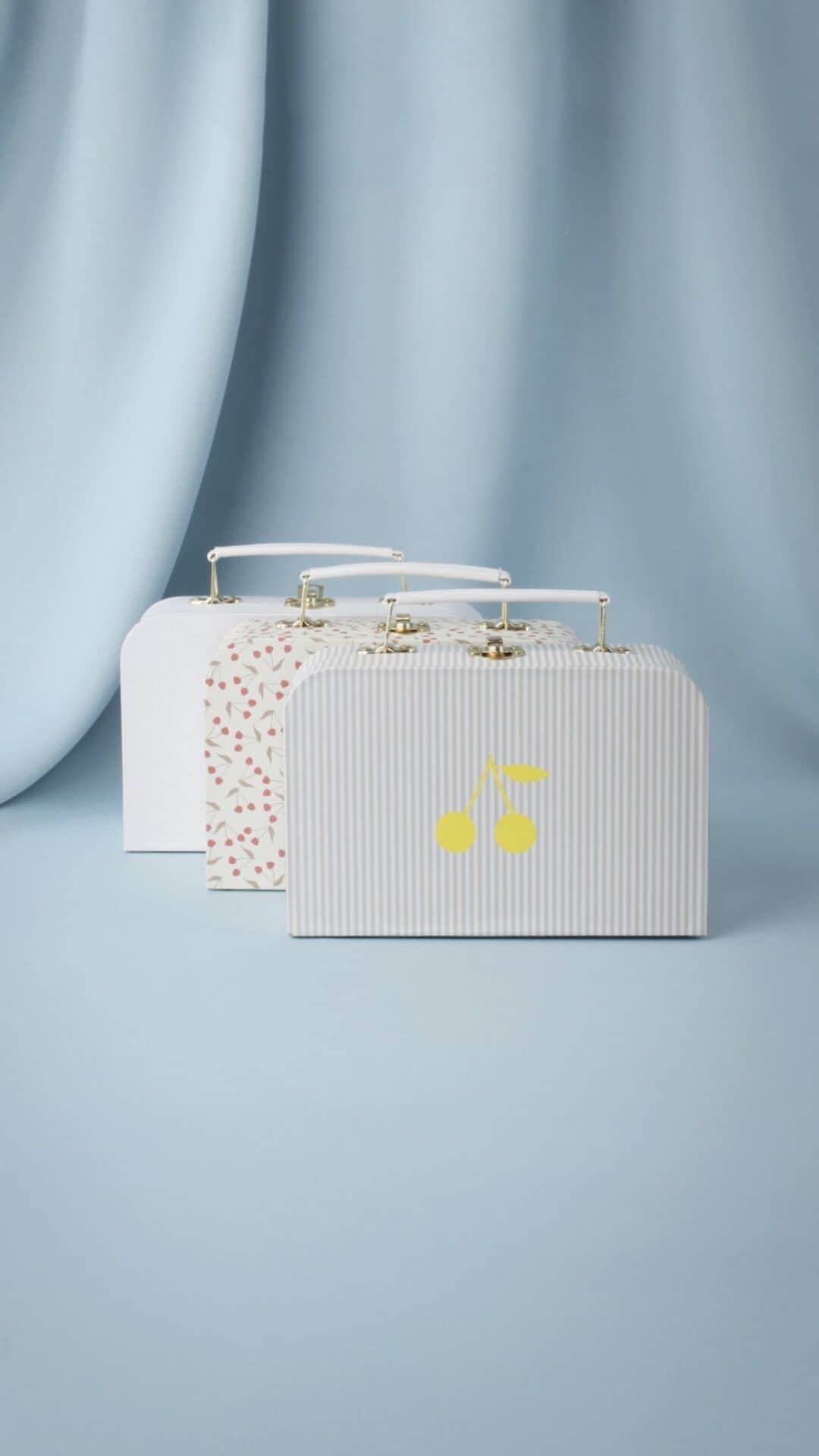 bonpointのインスタグラム：「Discover our new limited-edition perfume suitcase adorned with striped motifs. ​ Filled with a lacquered bottle of our Eau de Senteur and our signature soft rabbit in milky white. They make the perfect gift and play for your little ones with its personalized racetrack inside. 🏁​  #Bonpoint #BonpointBeauty」