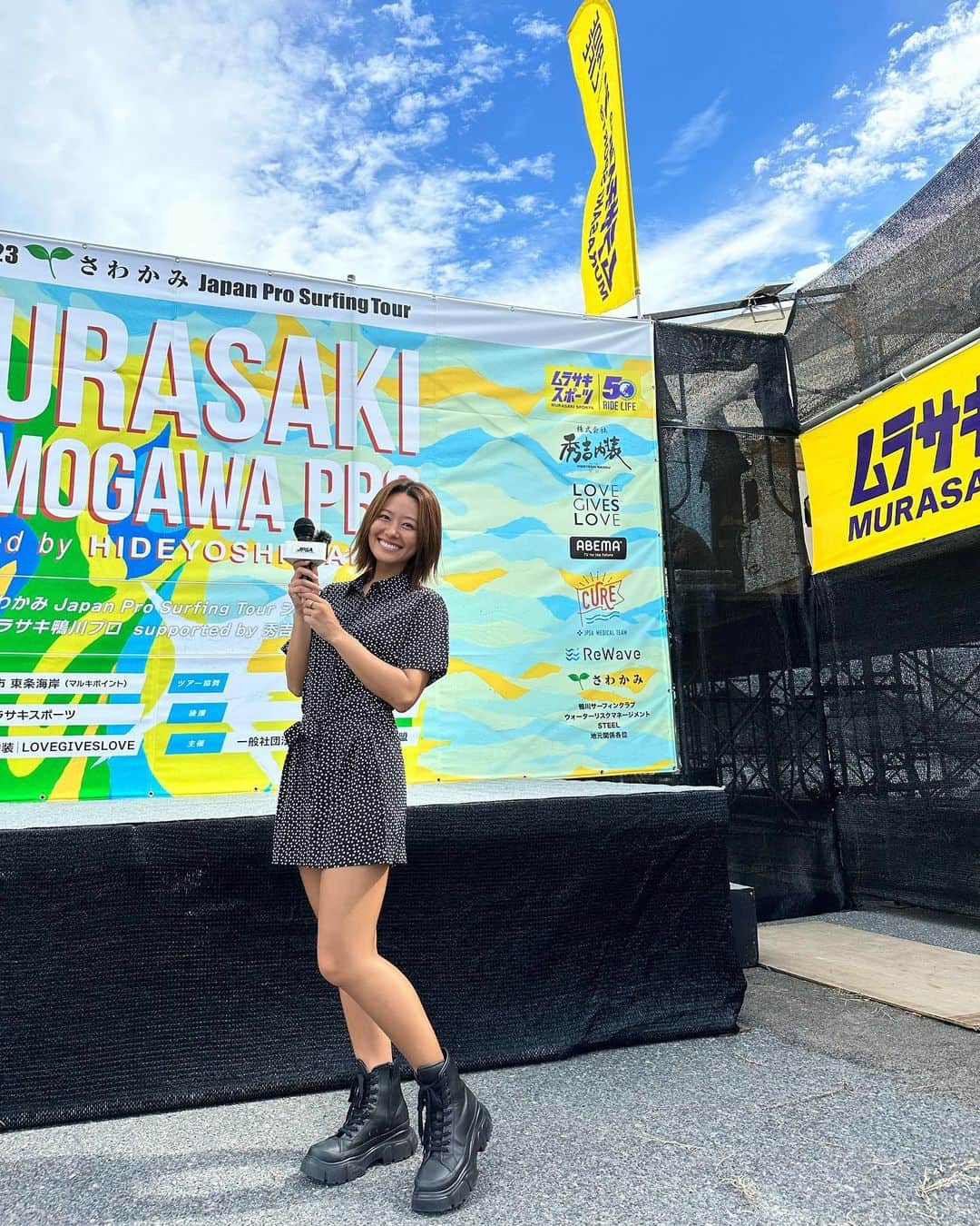 のインスタグラム：「JAPAN Pro Surfing Tour ムラサキ鴨川プロ supported by 秀吉内装  初めてのサーフィンのインタビュアーをやらせて頂き無事1日目終了🎤  選手達の熱い眼差しや熱意が伝わってきてボディボードとはまた違った雰囲気を感じれてとてもいい勉強になりました🔥  そして、試合がある中インタビューに応じてくれた選手の皆様が本当に優しくて救われました🥹ありがとうございます！  明日はLastDayです⚡️ 引き続き選手の頑張りを収めてきます🔥  この撮影映像は、10/20(金) YouTube【JPSA OFFICIAL】で配信されます🤍 チャンネル登録をして楽しみに待っててください🙇🏼‍♀️」
