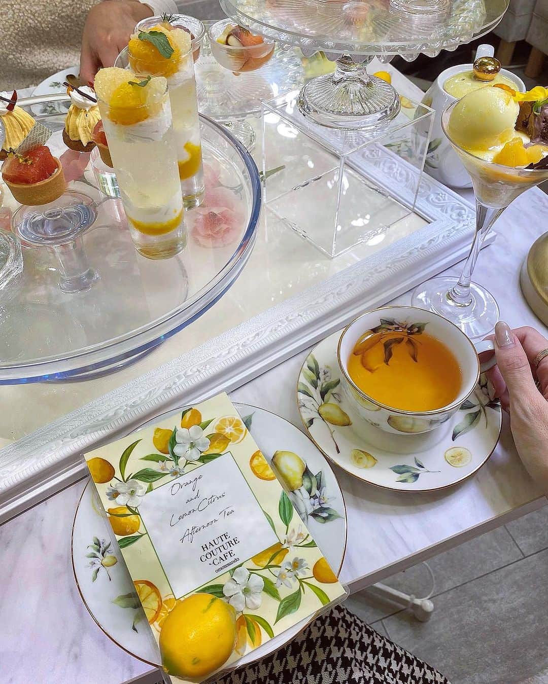 瀧口杏耶のインスタグラム：「@hautecouturecafe_official 🍋 * お花畑でアフタヌーンティーしているような 気分になれる大人気のオートクチュールカフェ🍰 中目黒店には何回か行ったことがあったんだけど、 表参道にも出来ていたなんて知らなかった👀✨ * 始まったばかりのレモンアフタヌーンティー 可愛かった〜！🍋🤍 パスタや鴨肉ローストなど セイボリーのボリュームもしっかりあるので ランチ代わりにちょうどよかった🍝 * #オートクチュールカフェ#表参道カフェ#表参道カフェ巡り#表参道グルメ#アフタヌーンティー#東京アフタヌーンティー#アフタヌーンティー巡り#hautecouturecafe」