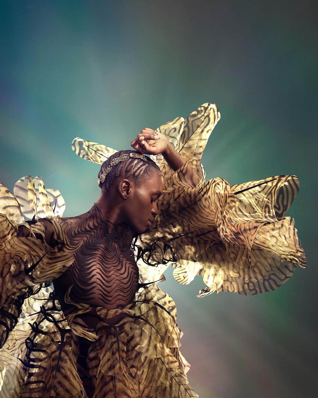 Iris Van Herpeのインスタグラム：「Artistry at its finest: we are excited to unveil our limited edition beauty collaboration with @Aveda  Iris van Herpen designed crafted hair jewelry, cosmetic pouch and Aveda hair & body care products that are now available online at Aveda.com  All items are made from sustainable materials, celebrating nature’s beauty.  #irisvanherpen #hautecouture #avedaxirisvanherpen」