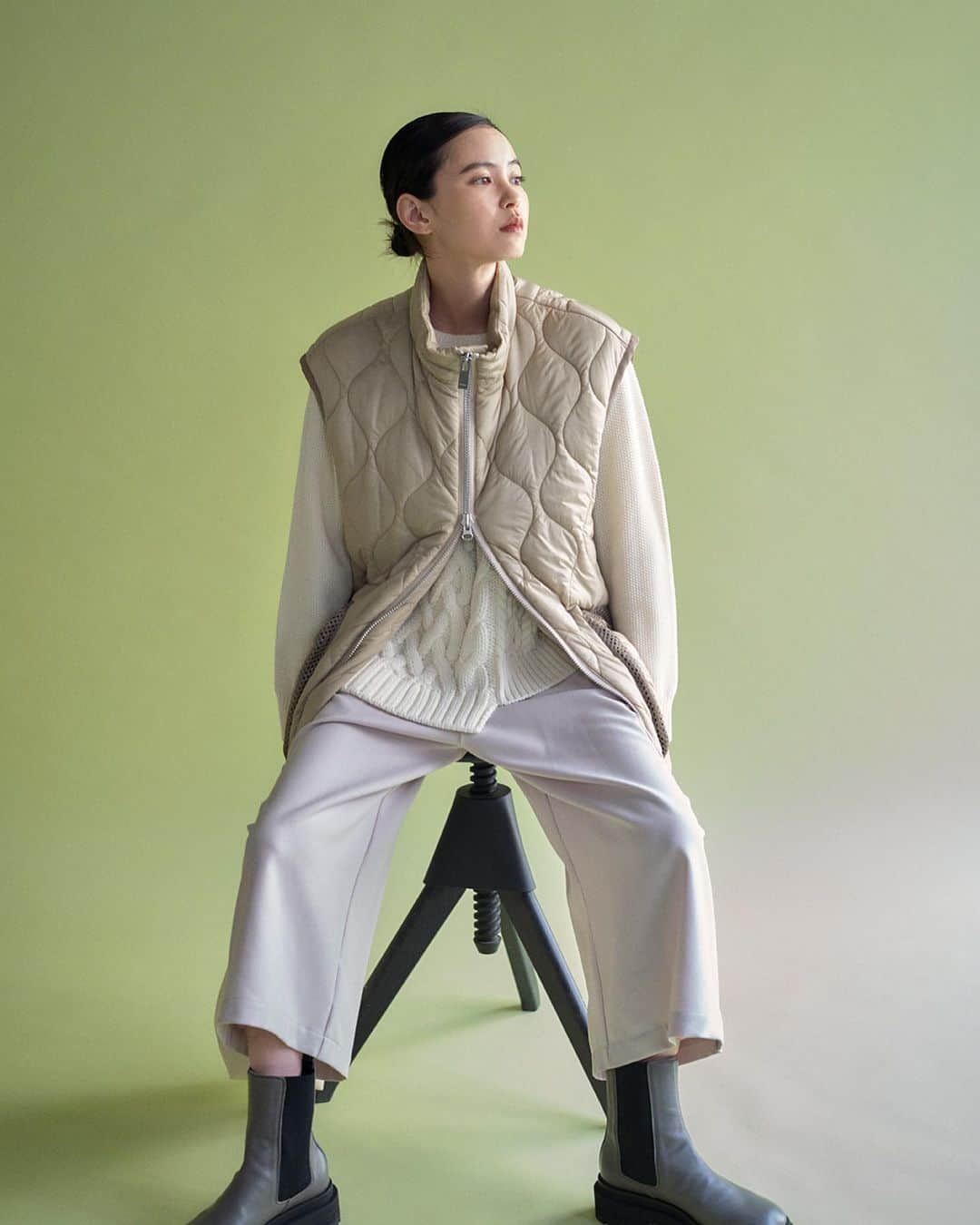 ZUCCa official Instagramのインスタグラム：「… AUTUMN-WINTER 2023  モデル・比留川游が洗練されたムードで纏う、ズッカの"ゼロダウン"。A-net ONLINE STOREでは、アウタールックvol.2を公開中。ぜひチェックしてみて。 _ ZERO DOWN Vest CZ34FE903 _ @zucca_staff #newarrivals #autumn #winter #2023 #aw23#collection #fashion #tokyo#japan#ootd #zucca #zuccatokyo #ズッカ#ズッカトウキョウ #anetonlinestore」