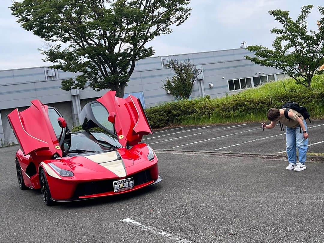 高木菜那さんのインスタグラム写真 - (高木菜那Instagram)「おぎやはぎの愛車遍歴に出演した際に LaFerrariを運転させていただきました⭐️ ワイルドスピードの影響でかっこいい車が好きになり、 その中でもスポーツカーが大好きなのでLaFerrariが サプライズで登場した時は本当にびっくりしました😳‼️ スポーツカーの外見やエンジン音なども好きなんですけど、 乗った時に空がすごく広く見える感じが本当に好きです❣️ アストンマーティンも久しぶりに乗ることができ、 終始ドキドキでした😍✨ 2枚目は収録後いろんな角度から写真を撮ってるの図。笑 #愛車遍歴  #laferrari  #astonmartin  #車好き #まだtverで観れます」10月5日 21時07分 - nana.takagi