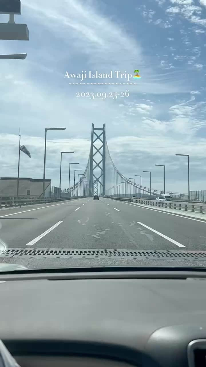 宮丸くるみのインスタグラム：「淡路島旅行の思い出🏖  1泊2日で大満喫してきた🤍 泊まったヴィラがサウナも付いててすっごいよかったからおすすめデス😳→ @kamome_slow_hotel   動画作ってくれたのはWebデザイナーさんもしてる編集天才のさゆちゃん （@kimsy_.o0 ）🤍  #淡路島 #淡路島観光 #淡路島カフェ #淡路島グルメ #ヴィラ #カモメスローホテル #旅行 #海 #クラフトサーカス #鮎屋の滝 #takamuracoffeeroasters」