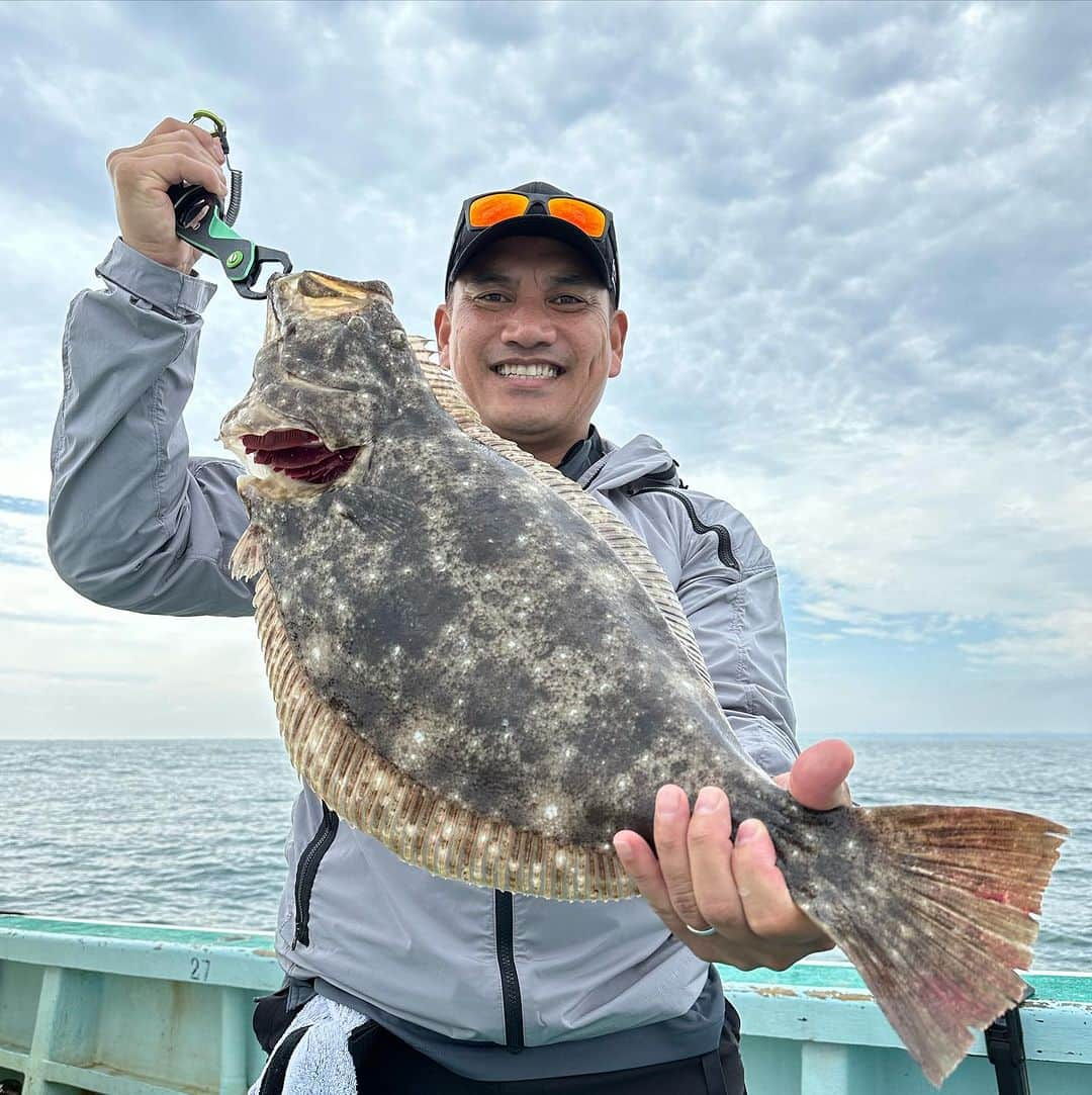 井口資仁さんのインスタグラム写真 - (井口資仁Instagram)「「長福丸 」 千葉県いすみ市大原 サンケイスポーツ推薦船宿  久しぶりに ヒラメ釣り🎣に行ってきました🛥️ 朝から当たりは渋かったですが 肉厚な62㌢GET🐟  早速捌いていただきました。 えんがわも分厚くてコリッコリ🥢  昆布締めも最高でしたよ。  #井口資仁 #井口忠仁 #いすみ市大原  #長福丸 #釣り #ヒラメ #ヒラメ釣り  #えんがわ  #昆布締め」10月5日 21時17分 - iguchi.tadahito6