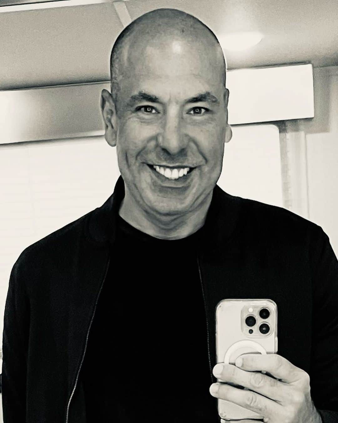 リック・ホフマンのインスタグラム：「Checking in…Hope everyone is hanging in there. Thank you for your supportive and kind messages. Love you guys! #thankyou」