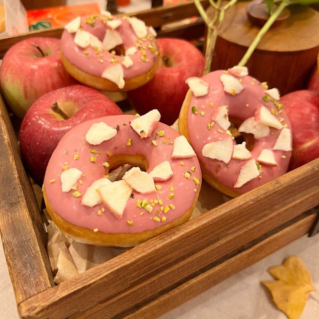 クリスピー・クリーム・ドーナツ ジャパンのインスタグラム：「🍎アップル リング🍎  #りんご の収穫をお祝いして、ふわふわの生地を甘酸っぱいアップル風味にコーティング🍩✨ 皮付きのフリーズドライアップルをトッピングし、ピスタチオの粒をちりばめて、かわいくてカラフルなアクセントをプラスしました😊❣️  フルーティーな味わいが、爽やかな秋の訪れを感じさせるドーナツで、楽しいスイーツタイムをお過ごしください！  #クリスピークリームドーナツ #krispykremedoughnuts #秋スイーツ #ドーナツ #新商品 #ハロウィンドーナツ #期間限定 #期間限定スイーツ #りんごスイーツ #りんごドーナツ」