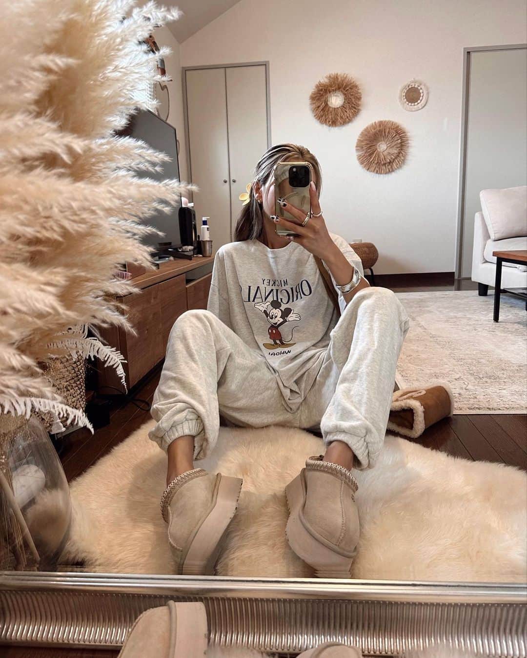 ✷kana✷のインスタグラム：「今季はTAZZコーデめっちゃするわ☺️🤍  #uggseason#uggtazz#platform#uggtelfar#looks#autumnmood#sweatpants#데일리룩#가을코디#uggコーデ#スウェットコーデ#uggシーズン#150cmコーデ」