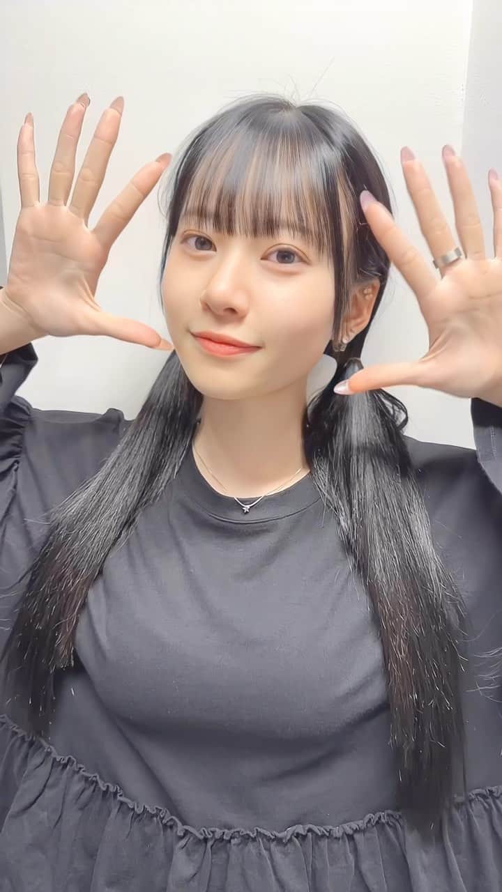 のインスタグラム：「可愛い！と思ったらコメントしてね🫶🏻 ⡱  ˗˗˗˗˗˗˗˗˗˗˗˗˗˗˗˗˗˗˗˗˗˗˗˗˗˗˗˗˗˗˗˗˗˗˗˗˗˗ ⁡ ⁡ ⁡ ⁡ 【真穂ちゃんツインテール✨. 】 ⁡ ⁡ ⁡ ◌ @ukita_bob  ⁡ ご質問はコメント欄にお願いします！ ⁡ ⁡ ⁡ ⁡ ˗˗˗˗˗˗˗˗˗˗˗˗˗˗˗˗˗˗˗˗˗˗˗˗˗˗˗˗˗˗˗˗˗˗˗˗˗˗ ⁡ ⁡ ◌ 料金 ◌ ・カット ¥8,800 ・カット 𓂃 トリートメント ¥12,000 ・カット 𓂃 カラー ¥16,000 ・カット 𓂃 カラー 𓂃 トリートメント ¥19,000 ⁡ ⁡ ⁡ 𓂃 よくあるご質問 𓂃 ⁡ ⁡ Q . 予約はどうしたらいいですか？ ⁡ ✎ プロフィールのURLからお待ちしております。 ⁡ ⁡ Q . 場所はどちらですか？ ⁡ ✎  DX SHARE SALON 東京都渋谷区神宮前1-9-8 KI-438ビル 1F-A 【原宿駅、明治神宮前駅から徒歩4分】 ⁡ ⁡ Q . 投稿に若い子しか載っていないですが、 私の年齢でも大丈夫ですか？ ⁡ ✎ もちろん大丈夫です。 僕のお客様は現在【7歳(小学2年生)〜61歳】の方が ご来店してくださっております。 女性は全員可愛くします。 ⁡ ⁡ Q . どんな美容師？ ⁡ ✎ 施術中は喋りすぎず喋らなすぎず 絶妙なリラックスラインを狙います。 ⁡ カットは【ボブ】【ショートボブ】が好きですが、 ミディアム、ロングも好きです。 ⁡ カラーはブリーチをしなくても 【透明感】【くすみ感】が出るところを こだわっています。 ⁡ ⁡ ⁡ 𓂃 #ボブ #切りっぱなしボブ #ボブヘアー #ボブヘア #ボブスタイル #ミニボブ #前下がりボブ #ボブアレンジ #ショートボブ#シースルーバング #前下がりボブ #外ハネボブ #小顔カット #似合わせカット #ヘアアレンジ #어레인지 #헤어 #헤어컷 #밥 #hairlove #hairfashion #hairtransformation #haircolor」