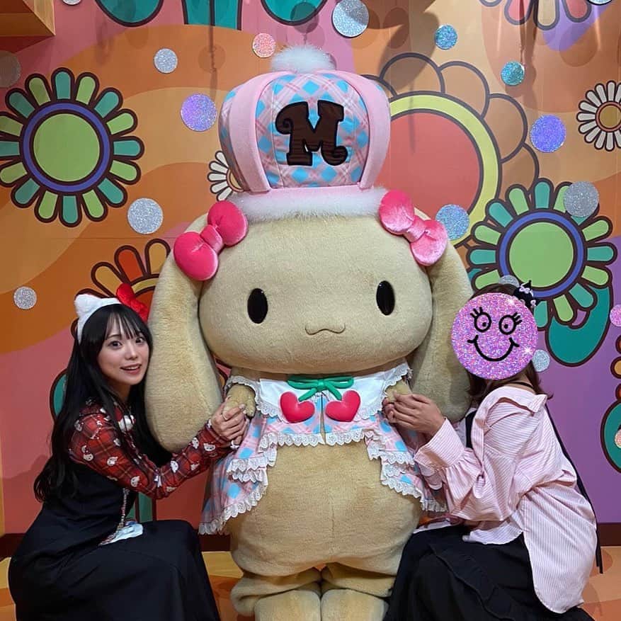 澤田美晴のインスタグラム：「あわわわわ🥹🩷🩷🩷🩷 モカちゃん可愛すぎて推し増ちゃいそう〜🥹🩷🩷🩷🩷 かわいい女の子たちがほんとに好き🥹🩷🩷🩷  サンリオもディズニーもなんでもかんでも 女の子たちがとってもとっても好き👸🏼🎀🩷🩷 (ばつ丸はガチ恋なので例外🫰🏻)  みなさんご存知の通り 今はもうとんでもないキティちゃんブームです🫶🏻🩷🩷🩷  ⭐︎この顔のスタンプは今後、妹スタンプてわす🌼⭐︎←大事❤️‍🔥」