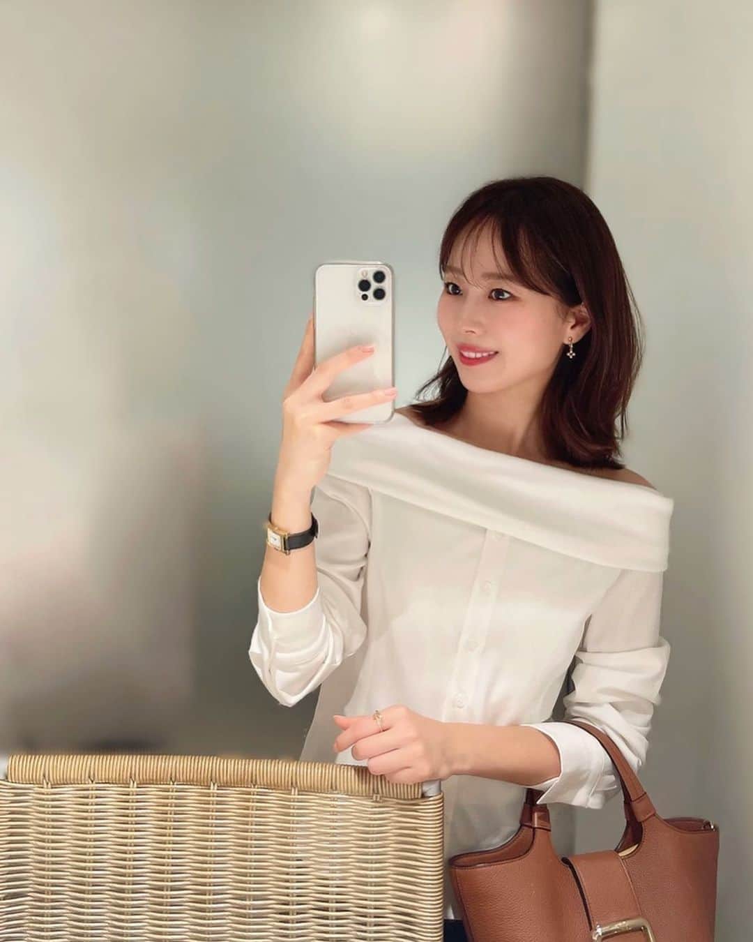 ハンナミのインスタグラム：「また少し短く切った 💇🏻‍♀️♡  昨日着ていたドッキングオフショルシャツも 10/7(土)〜発売の新作です 🍂✨  3.4枚目の動画がニットとシャツの切り替え分かりやすいかな？ˎˊ˗   ホワイト, ブラックの2色展開です♡」