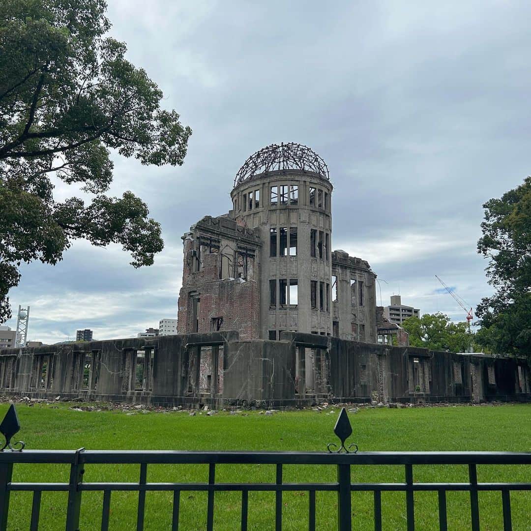 小関舞さんのインスタグラム写真 - (小関舞Instagram)「. 広島に来たら必ず行こうと決めていた場所。  原爆ドームも資料館も見るのは初で この出来事からまだ100年も経っていないことに驚きました。  たくさん学んだり感じたりする事があって、考えさせられた場所でした。  #広島 #原爆ドーム #平和記念資料館」10月5日 21時25分 - mai_ozeki.official