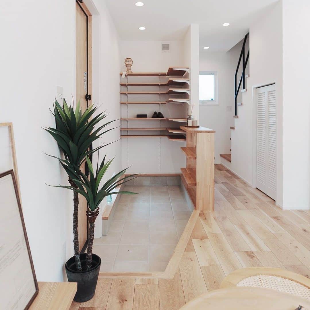 orangehouse （オレンジハウス）のインスタグラム：「・ comfortable life  最新イベント&店舗情報はプロフィールをチェック▽ @orangehouse_tokyo  各種サブアカウントはDMでのご質問も可能▽  🗼埼玉・東京・神奈川エリア @orangehouse_editors  @orangehouse_staff   🗻静岡エリア @orangehouse_shizuoka   #オレンジハウス #オレンジハウス静岡 #オレンジハウス東京 #新築住宅 #新築戸建 #新築マイホーム #住宅デザイン #玄関 #entrance」