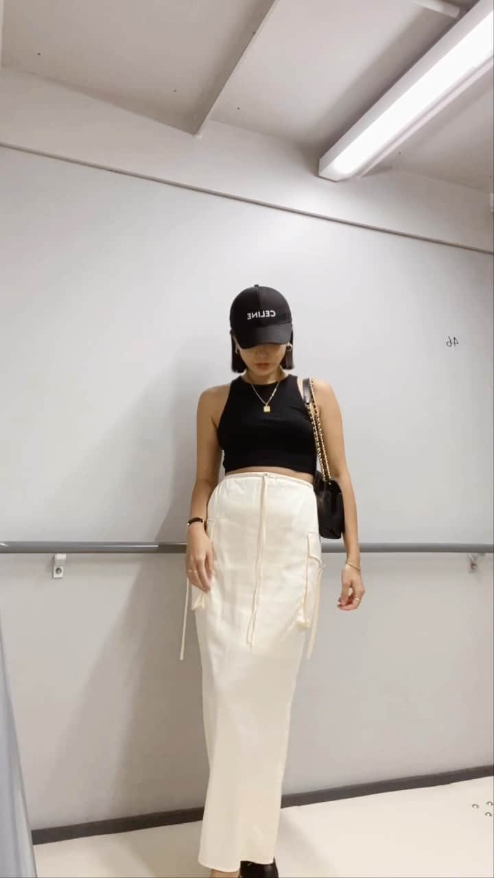 加藤澪のインスタグラム：「fit check☑️ 秋目前の日のアウトフィット 購入品リールで紹介した @searoomlynn_official のスカートにローファー合わせ♡ 秋はローファーたくさん履きたくなるから、新しいの欲しいなぁ🖤  #アウトフィット#コーディネート#秋コーデ#秋ファッション#ootd#秋服#秋の購入品#購入品#購入品紹介#outfi#outfitinspiration#autumnmood」