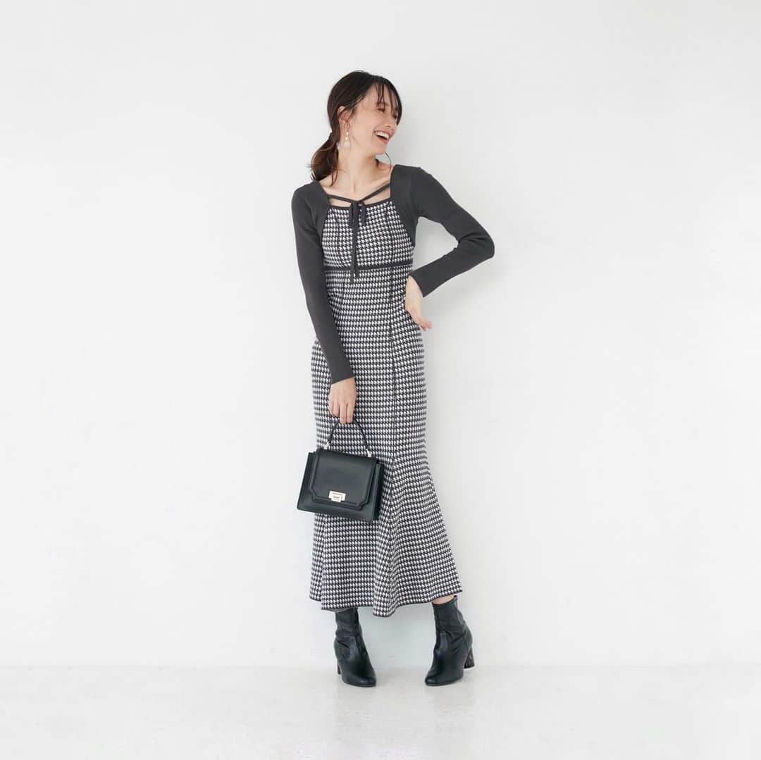 MERCURYDUOのインスタグラム：「《 NEWARRIVAL 》 ⁡ ／ 　今週入荷の新作アイテムまとめ✔︎ 　全店舗・WEBにて販売開始 ＼ ⁡ ⁡ #2way千鳥柄ジャカードマーメイドニットワンピース color:charcoalgray/black size:S/M ⁡ #ワイドリブオープンショルダーニット color:ivory/babypink/mintgreen size:F ⁡ #アコーディオンスクエアバッグ color:ivory/black/red/babypink/darkbrown/silver size:F ⁡ ⁡ ⁡ ⁡ ⁡ アイテム詳細は投稿の商品タグ、 または @mercuryduo_comの トップURLからCHECK！ ⁡ ⁡ ⁡ ⁡ ＿＿＿＿＿＿＿＿＿＿＿＿＿＿ ㅤ ⁡ 人気スタッフのコーディネートはこちら ▶︎ @mercuryduo_styling  ⁡ #MERCURYDUO #マーキュリーデュオ #公式通販runwaychannel ⁡ ＿＿＿＿＿＿＿＿＿＿＿＿＿＿ ㅤㅤ」