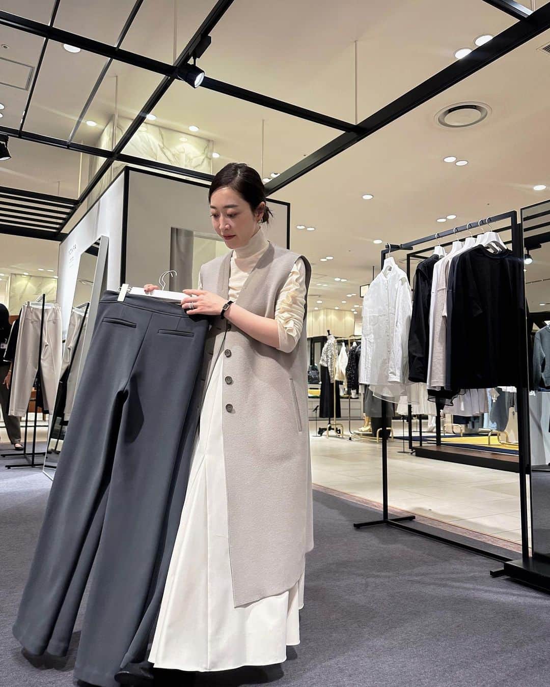yonfa0823のインスタグラム：「POPUP2日目が終了しました✨  2日間ご来店頂いた皆様ありがとうございます。 また遠方より阪急webにてお買い物をして 下さりありがとうございます☺️  完売商品も出てきてますがまだまだ 人気商品ございます💓 明日からも皆様に接客を通して商品の魅力を お伝え出来れば嬉しいです😊  ※ノベルティは本日で無くなりました🙇‍♀️ . . . . #YONFA#POPUP #阪急うめだ本店#ヨンファ #コトコトステージ41」
