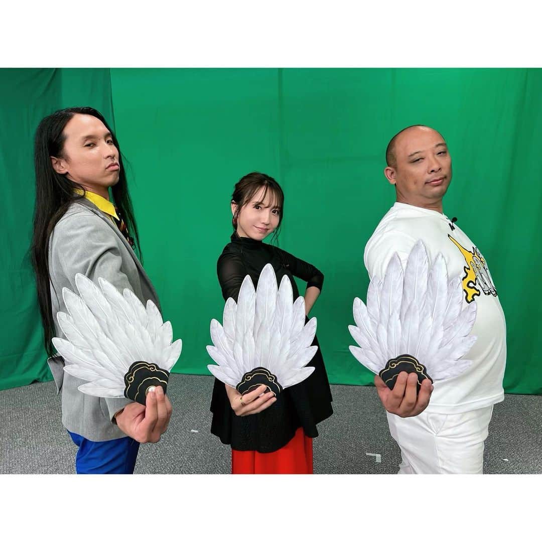 森遥香さんのインスタグラム写真 - (森遥香Instagram)「. 🍁おしらせ🍁 10月から文化放送 「内田理央のレコメン!FRIDAY」 サブパーソナリティを務めることになりました。 世のカルチャーを、だーりおちゃんとリスナーの皆様と、 幅広く楽しみ、愛しんで参りたいと思います。 毎週金曜夜21時〜23時生放送です。 明日からぜひ聴いてくださいね🌙 . 写真は先月の東京ゲームショウにて 今年もコーエーテクモさんの配信で 総合MCを務めさせていただきました🏯❤️ . ゲストでご一緒したトムブラウンさんと 孔明扇を持って桃園の誓い風なポーズ🍑 みちおさんともオタクトーク出来て嬉しかったです！ . 載せたいお写真が石垣のように積み重なっているので また更新します( ◠‿◠ ) . . #レコメンF #TGS2023#コーエーテクモ#三國志  #トムブラウン さん #アナウンサー衣装#ootd . .」10月5日 21時21分 - moriri_h
