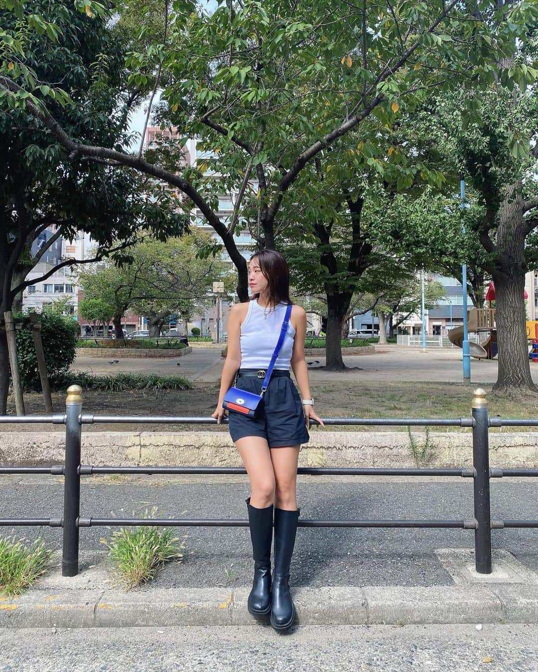 藤森マリナのインスタグラム：「💙💙 ⠀ ⠀ ⠀ 秋ついにきた  ⠀ ⠀ ⠀  ⠀ ⠀ ⠀ #paulsmithxmulberry#paulsmith#mulberry#minibag#outfit#autmnoutfit#longboots#shein#fitgirl#まりなはんコーデ#ポールスミス#マルベリー#ミニバッグ#ロングブーツコーデ#ハーフパンツコーデ#guコーデ#sheinコーデ#f1gp#f1japanesegp#paddockclub#トレーニング女子#筋トレ女子#トレーニングウェア」