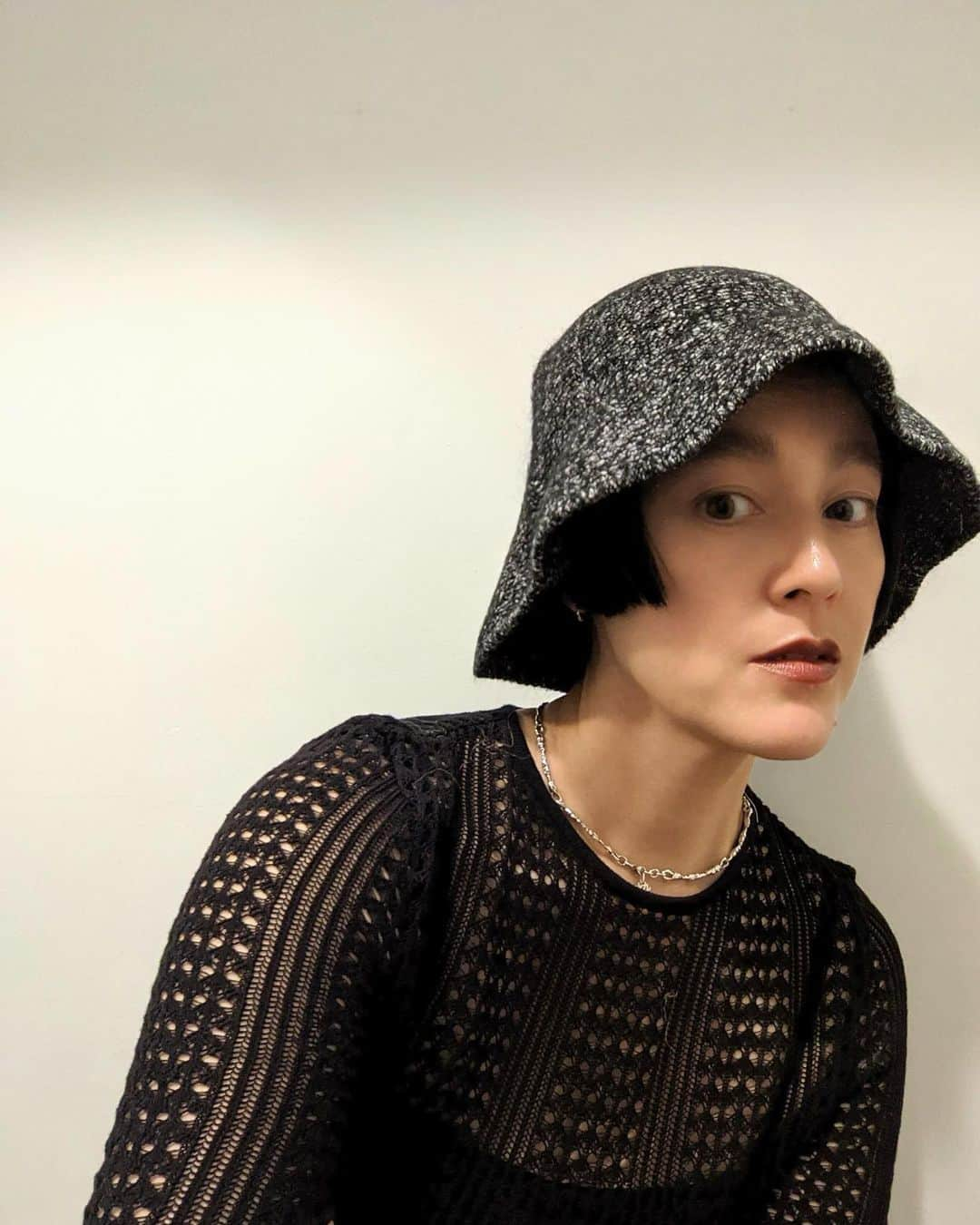 nao_nakabaのインスタグラム：「すぽっと気軽に被れるKnit Hat は、 畳んでバッグに入れて持ち歩けるのも魅力♡下がったブリムのアンニュイな雰囲気も🥰 明日20:00 @mediam_official 発売です💫」