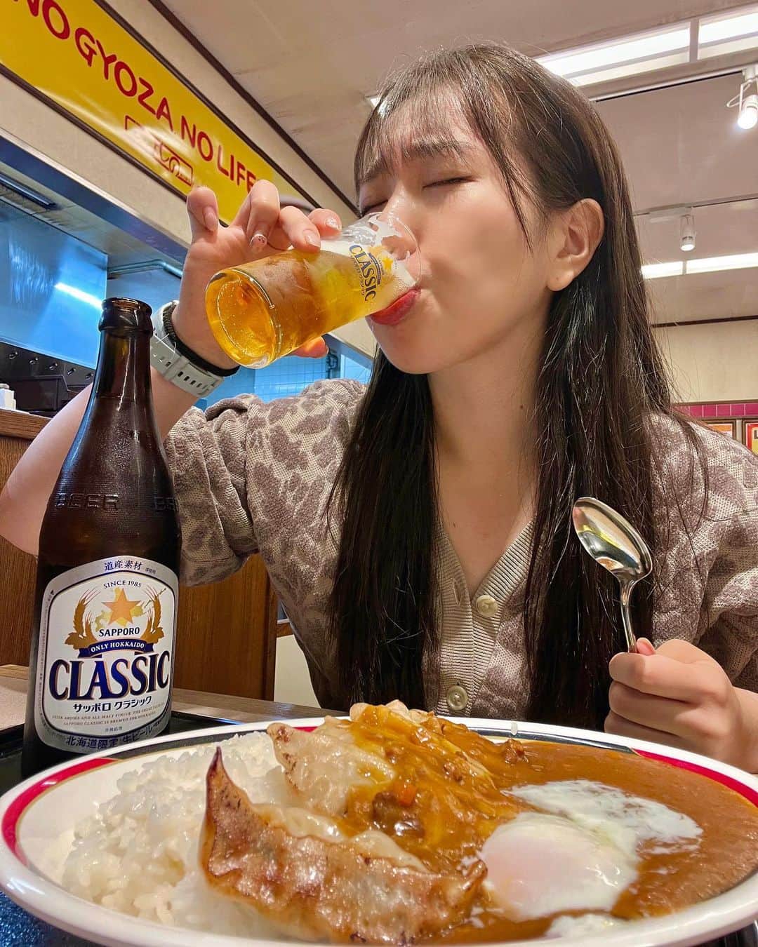 めいめいのインスタグラム：「札幌ではカレーのトッピングは餃子です🍛🥟  #トラックめいめい #福神漬け好き笑」
