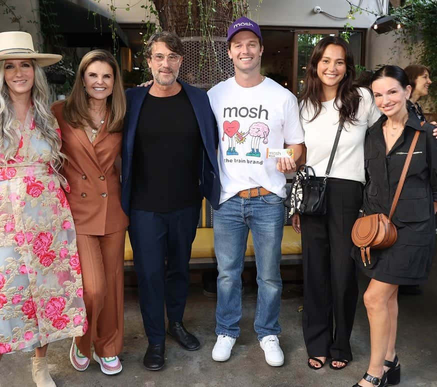 エマ・ヘミングのインスタグラム：「Throwback to @moshlife’s launch party of their new plant powered protein bar trio! I love what @patrickschwarzenegger and @mariashriver are doing within this space, putting brain healthy ingredients in a yummy snack while educating us about the importance of brain health. Also, every purchase funds @womensalzmovement. As I’m sure you know, Maria is a powerful Alzheimer’s and brain health advocate who I have been watching and learning from for some time now. I’m honored to call her a friend 💜 And I also loved my twinning moment with @katherineschwarzenegger 👯‍♀️」