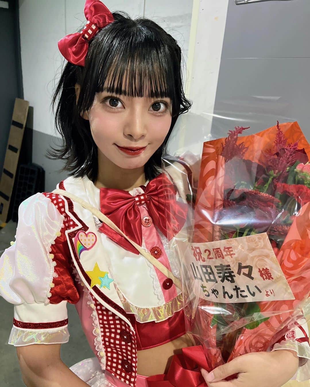 山田寿々のインスタグラム：「. ⁡ ⁡ 2023.10.4 Strawberry Girls 2nd Anniversary Live ⁡ お越し頂き本当にありがとうございました🍓 デビューして２年でZeppDiverCityという大きなステージに 立たせて頂けてとても嬉しかったです！ ⁡ 平日にも関わらず沢山の方に来て頂けて ストガ２年の集大成を見て頂けて幸せです♡ ⁡ そして今回は総勢１３０人以上のダンサーの皆さんに 協力して頂きました✨ 出演して下さったダンサーの皆さん本当にありがとうございました！ 最高な演出を考えて下さった振付師の皆さんにも感謝の気持ちでいっぱいです♡ 本当にありがとうございます…！ ⁡ 沢山の方に協力して頂いて出来た２周年ライブでした！ ⁡ ストガを好きになってくれて応援してくれて 本当にありがとう🍓 ⁡ 来年には 大阪 名古屋 東京のツアーも決定していますので ぜひお楽しみに！✨ ⁡ ３年目もよろしくお願いします♡ ⁡ ⁡ #アイドル #アイドル衣装 #ootd #zeppdivercity」