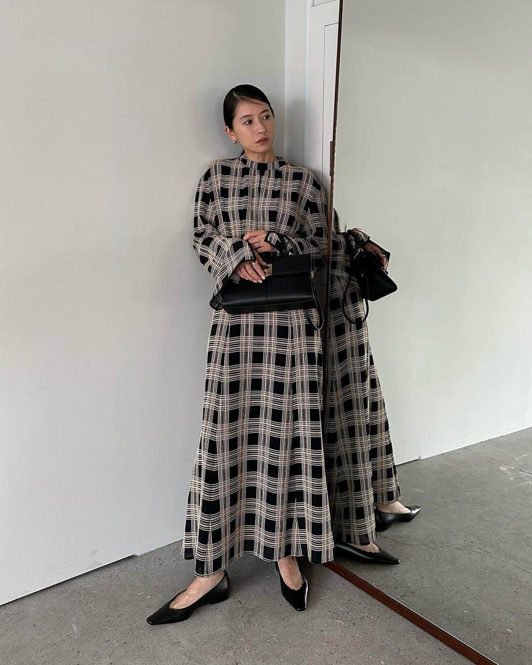 松本恵奈のインスタグラム：「福岡POP UP先行発売アイテムの CHAIN CHECK ONEPIECE♡  透け感のあるベースに織り込まれた膨らみのある糸が 立体的なチェーンチェック柄のワンピース。 ワンピースの見頃はコンパクトなシルエットで 切り替え位置が高いのでスタイルアップ効果もあります。 スカート部分はCLANEらしいナチュラルマーメイドシルエットに印象的な生地を生かしたクラシックで 女性らしいシルエットに仕上げました。 1枚で映えるオケージョンなどにもオススメな一枚に なっています⚪️  BAGはCLANE×CAFNEのコラボレーションBAGです⚪️ こちらも福岡POP UPに先行発売されます◯  SHOESは今期セレクトしたpellicoのアイテムです。 ラインの綺麗なフラットシューズ。 こちらも是非お楽しみに！  福岡POP UPには私も行くのでお会いできるのを楽しみにしています♡  #clane #福岡 #popup #先行発売」