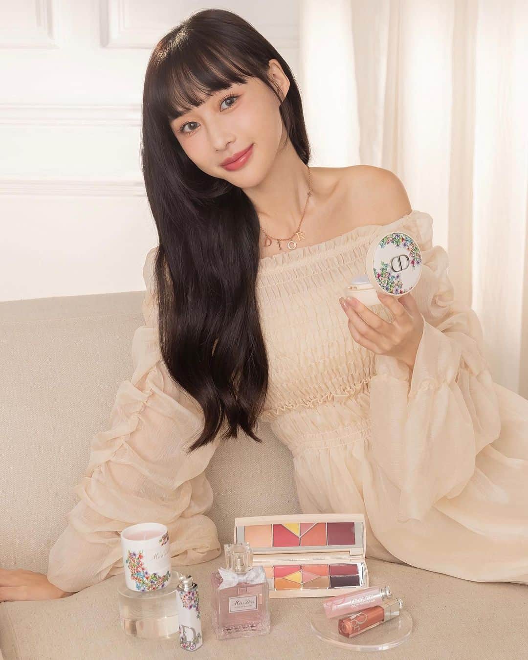 チン・ハクシンのインスタグラム：「出門前噴上我最愛的MISS DIOR 花漾迪奥淡香水  一直以來都很喜歡這瓶香水 清新的花香調，就像在一座花園中漫步 空氣裡瀰漫一絲清幽花香，溫柔而不張揚。 它能夠為我的妝容增添一份奢華的感覺，就像是穿上了高訂服裝一樣。  最新推出的MISS DIOR愛戀花語限量全系列 包裝精緻的刺繡像一件藝術品，真的太美了！🥹🩷  💐 迪奥超完美持久氣墊蜜粉 #050 愛戀花語限量版 這顆氣墊蜜粉我一直都很喜歡！薰衣草紫色可以校正提亮膚色！粉質很細 除了定妝之外還可以自然柔焦💘  💐 迪奥癮誘唇膏外殼 愛戀花語 包裝讓整支唇膏質感升級！看起來好奢華 還可以替換口紅顏色來搭配限量的外殼，就像只屬於自己的高級訂製一樣😍  💐 迪奥時尚彩盤 愛戀花語限量版 一盤有十個色調，顏色很日常好搭 像我就是使用淺色打底，眼頭及眼尾疊上玫瑰粉色再來使用深色乾燥玫瑰當眼尾眼線，香檳金做眼中、臥蠶提亮！可以當眼影外，也能當頰彩、高光、臥蠶，一盤搞定！  💐 MSS DIOR花漾迪奥香氛蠟燭-愛戀花語限量版 延續高定風格，用蠟燭點燃生活的儀式感 香味清新舒服，在家享受優雅浪漫的時光💫  早上起床後，點燃蠟燭、精心化妝，依心情挑選一支唇膏，最後灑上香水，用MISS DIOR愛戀花語限量新品全系列為我美好的一天拉開序幕。  還有其他經典產品推出限量新色！可以到DIOR櫃上去體驗喔！ @DiorBeauty #MissDior #diorfragrance」