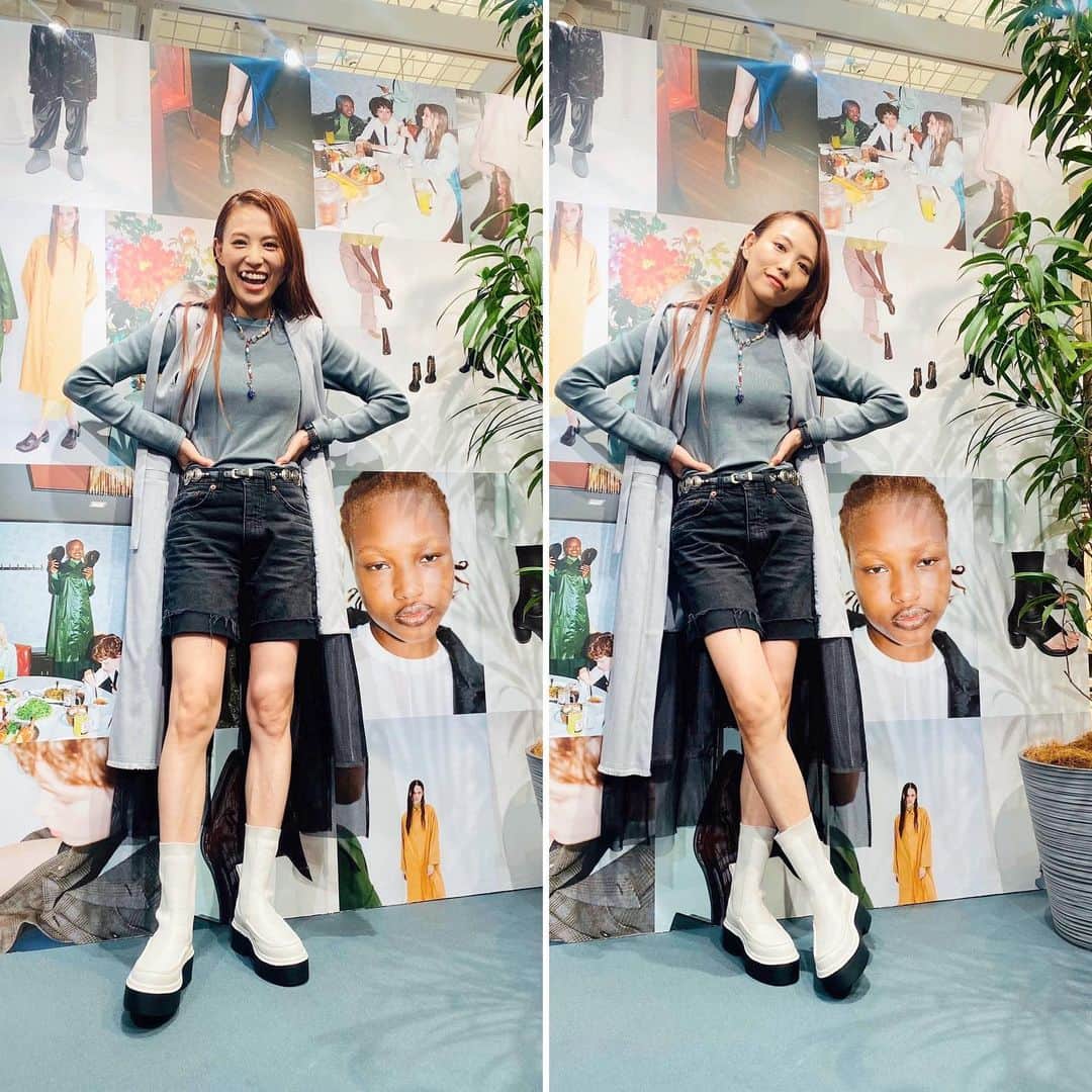 のインスタグラム：「🤍 靴。 限られた時間で気になった靴を嵐のように試着した。 全部履きたいって思う程全部かわいかった。 心が跳ねるってこう言う事ね。  久しぶりに会うAyaと ささりさ も愛かわらず（相変わらず）とびっきり素敵でした。 写真で履いていないブーツをGetしたよ🤍😏 また載せるね🤍 #田野アサミ#asamitano #alm#almofficial#almshoes#アルム 9日までPOPUP中みたい👢👡🥾👠覗ける人は是非♡」