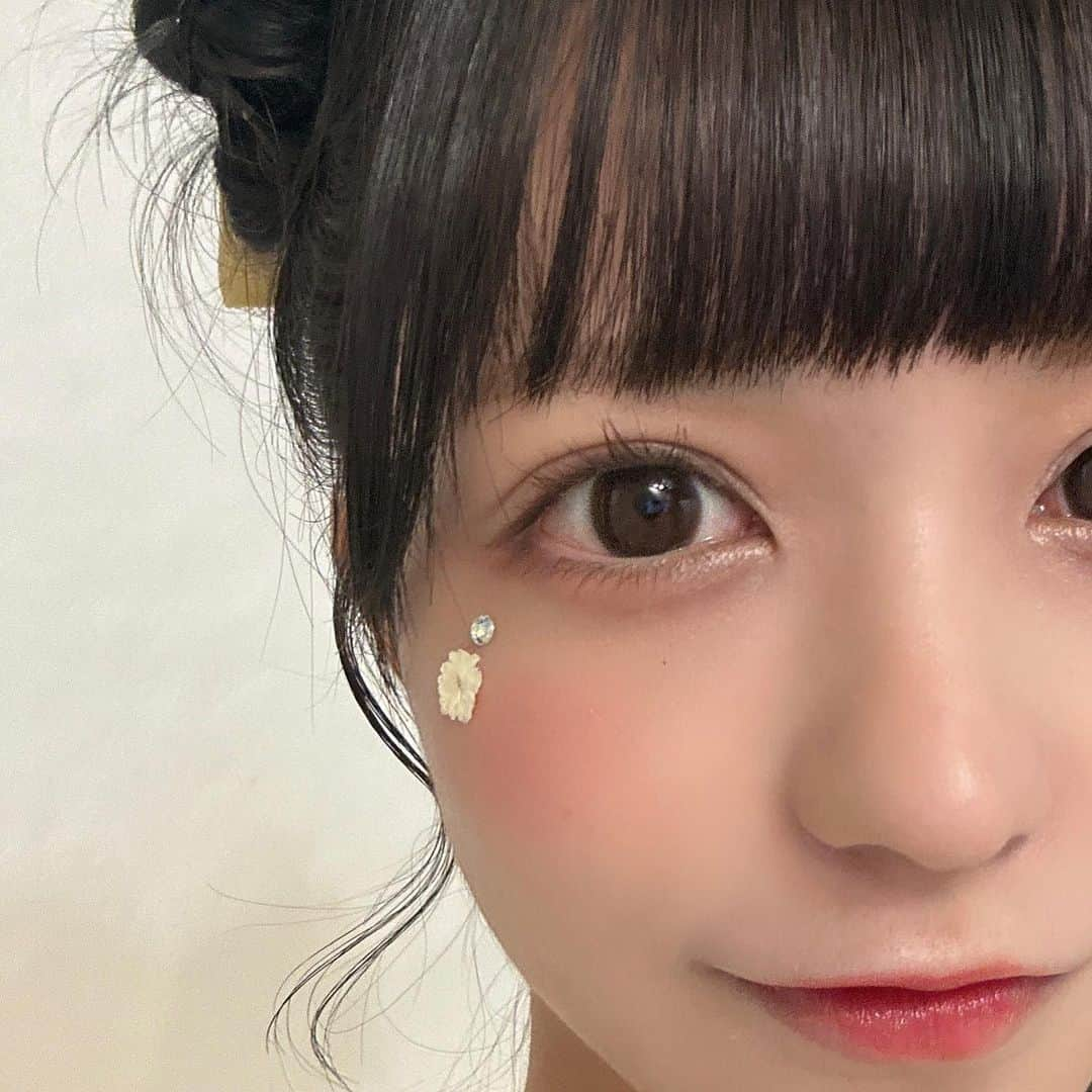 森ふう花のインスタグラム：「新アー撮影のとき目の下にお花をつけてもらったの〜🌸 アー写のときはすこしメイクは濃いめなのです。。。 . . . #アイドル衣装 #アイドル #アイドルヘア #アー写  #撮影 #メイク」