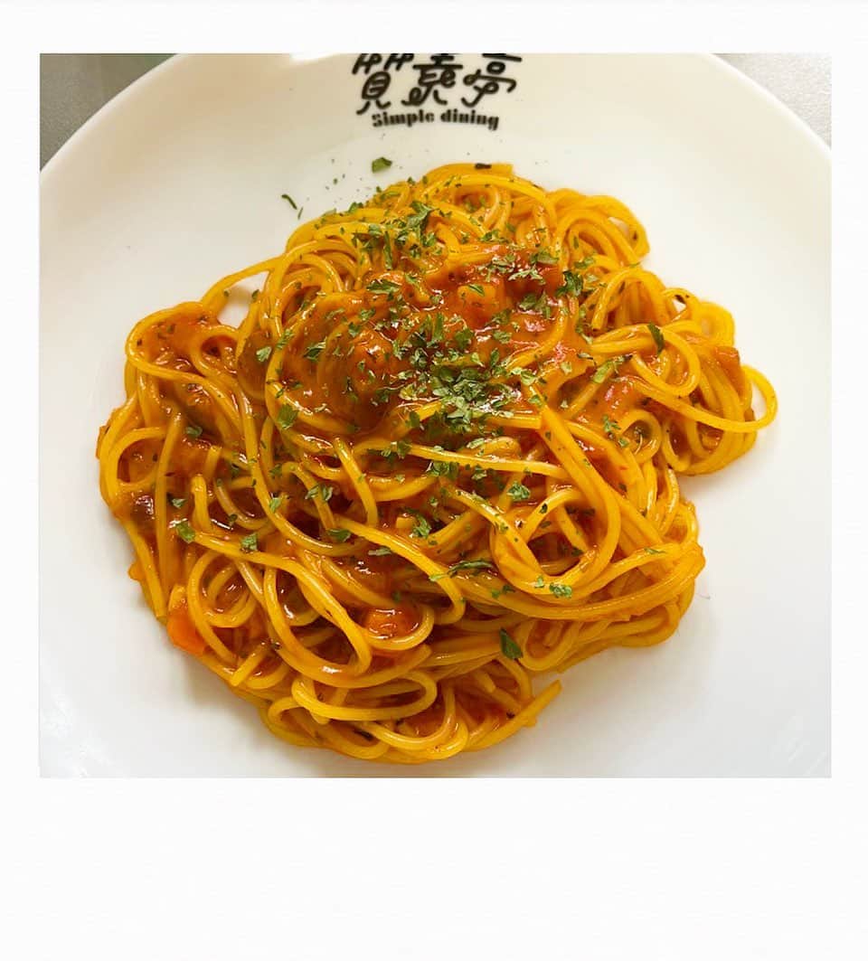 かせきさいだぁのインスタグラム：「本日の質素亭、『ハチ食品 たっぷり彩り野菜のトマトソース260』❤️うーむ、ハチ食品のパスタソースはDAISOに売ってたりして激安なのだけど、このパスタソースはかなり美味しい〜😋ヲススメでっす！ #質素亭 #しっそ亭   質素亭レシピでっす。 飲んで美味しいぐらいの塩水でパスタを茹でます。 フライパンにオリーブオイル少々、ニンニク少々（チューブニンニクで可）を弱火で炒めて香りづけ。ニンニクが焦げる前にパスタソースをフライパンに開け、グツグツさせます（水分量は火の加減でお好みに）。バジル・オレガノの小瓶を振って香りづけ。 茹で上がったパスタをフライパンに移し、お玉一杯の茹で汁をかけたら強火で一気にぐるぐるかき回します！お皿に盛って出来上がり❤️」