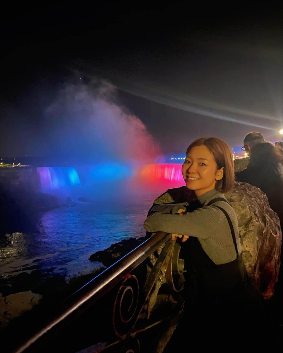 のインスタグラム：「夜のナイアガラの滝はライトアップと花火がきれい✨」