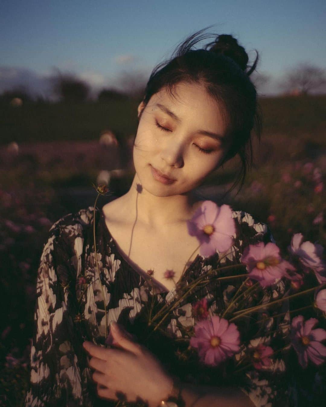 haru wagnusさんのインスタグラム写真 - (haru wagnusInstagram)「Full blooms and fully in my hands  ㅤㅤㅤㅤㅤㅤㅤㅤㅤㅤㅤㅤㅤ ㅤㅤㅤㅤㅤㅤㅤㅤㅤㅤㅤㅤㅤ 手を広げて、愛しく抱いた分だけ 両手に幸せは残っていくね。 ㅤㅤㅤㅤㅤㅤㅤㅤㅤㅤㅤㅤㅤ ㅤㅤㅤㅤㅤㅤㅤㅤㅤㅤㅤㅤㅤ #ザ花部  ㅤㅤㅤㅤㅤㅤㅤㅤㅤㅤㅤㅤㅤ #コスモス #コスモス畑 #cosmosflower #cosmosflowers」10月5日 21時32分 - wagnus
