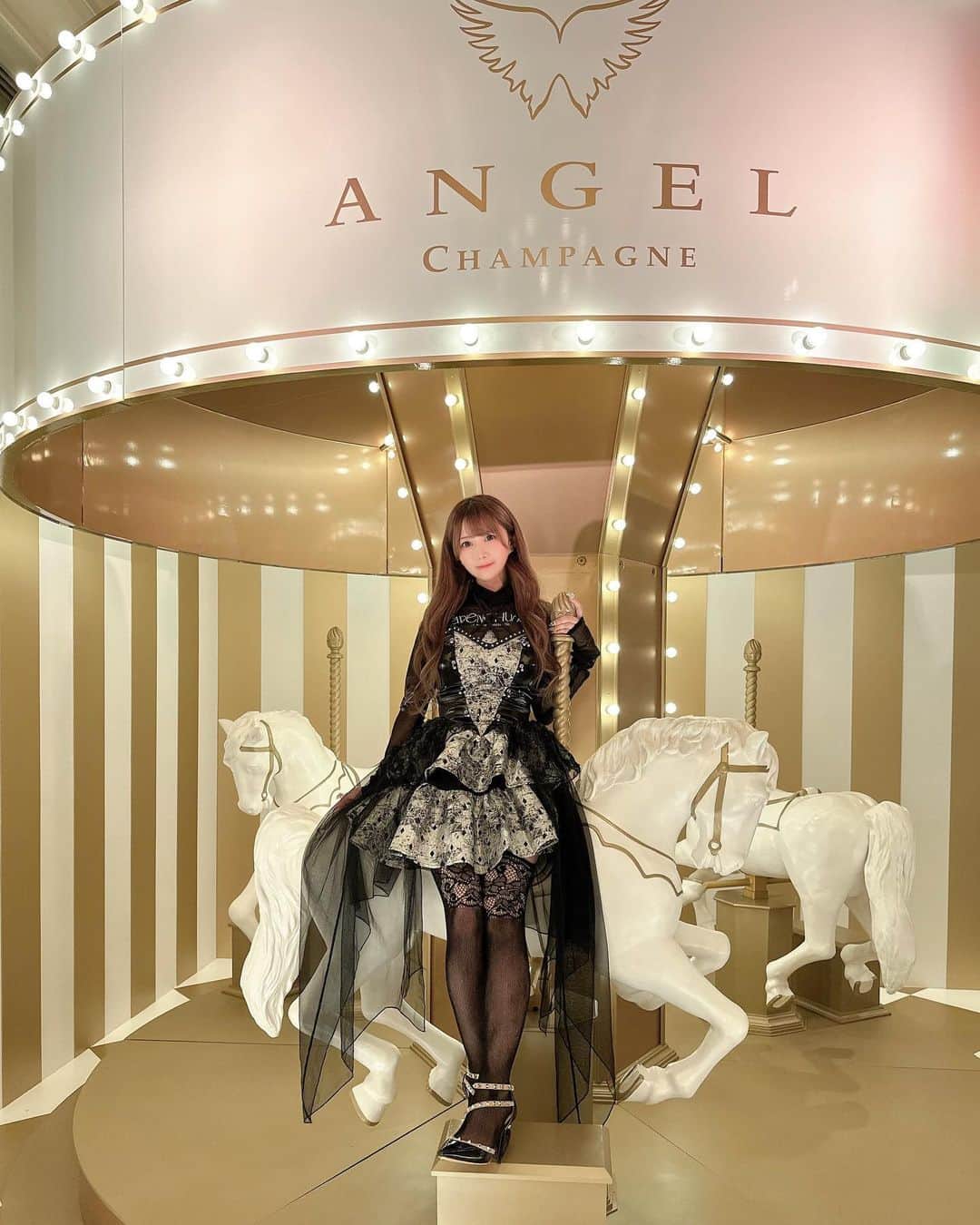 佐藤くるみのインスタグラム：「いつもお世話になっているANGEL CHAMPAGNEさんのパーティーに行ってきました👼 超派手で豪華でビュッフェも美味しくて素敵でした💗 お洋服はハロウィン仕様🦇」