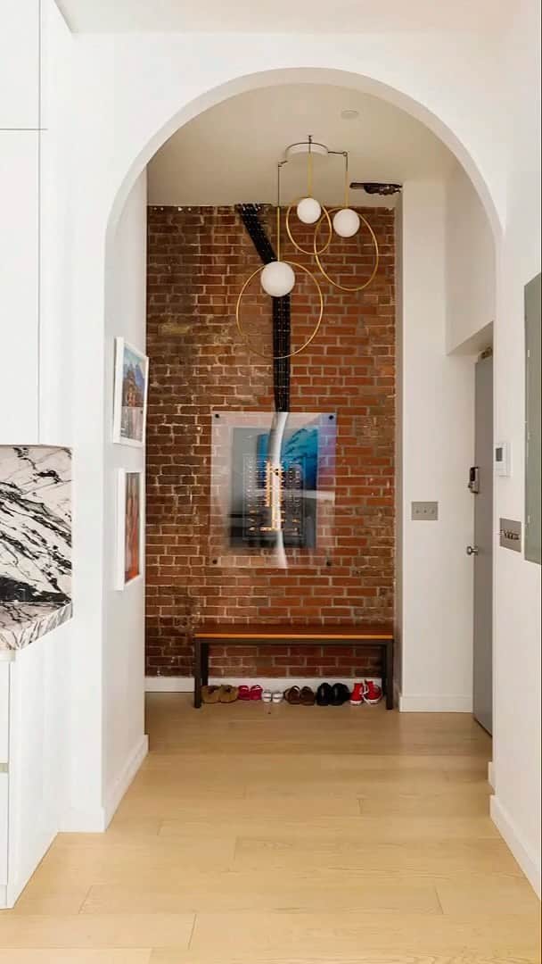 Sweeten Homeのインスタグラム：「Loving this loft renovation! Head to the blog to see the full story.   Renovated with Sweeten ✨  📍 Union Square, New York 🏡 @courtbisset」
