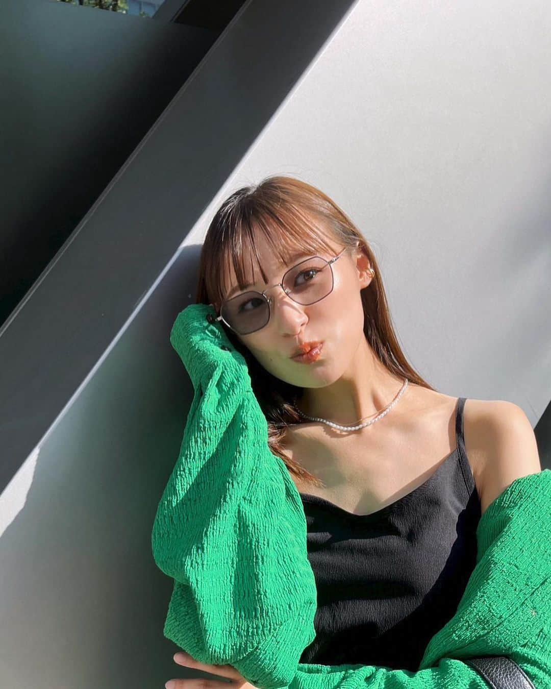 鈴木美羽さんのインスタグラム写真 - (鈴木美羽Instagram)「.  👗… @pameopose  👜… @furla  👠… @amail_official  👓… @resee.official   落ち着いてるね、とか、 おっちょこちょいだね、とか、 天真爛漫だね、とか 周りの人に言われる印象がそれぞれ全然違うんだけど、自分って結局どういう人なんだろうかってなる瞬間ない？🧐」10月5日 21時36分 - suzukimiu_0414