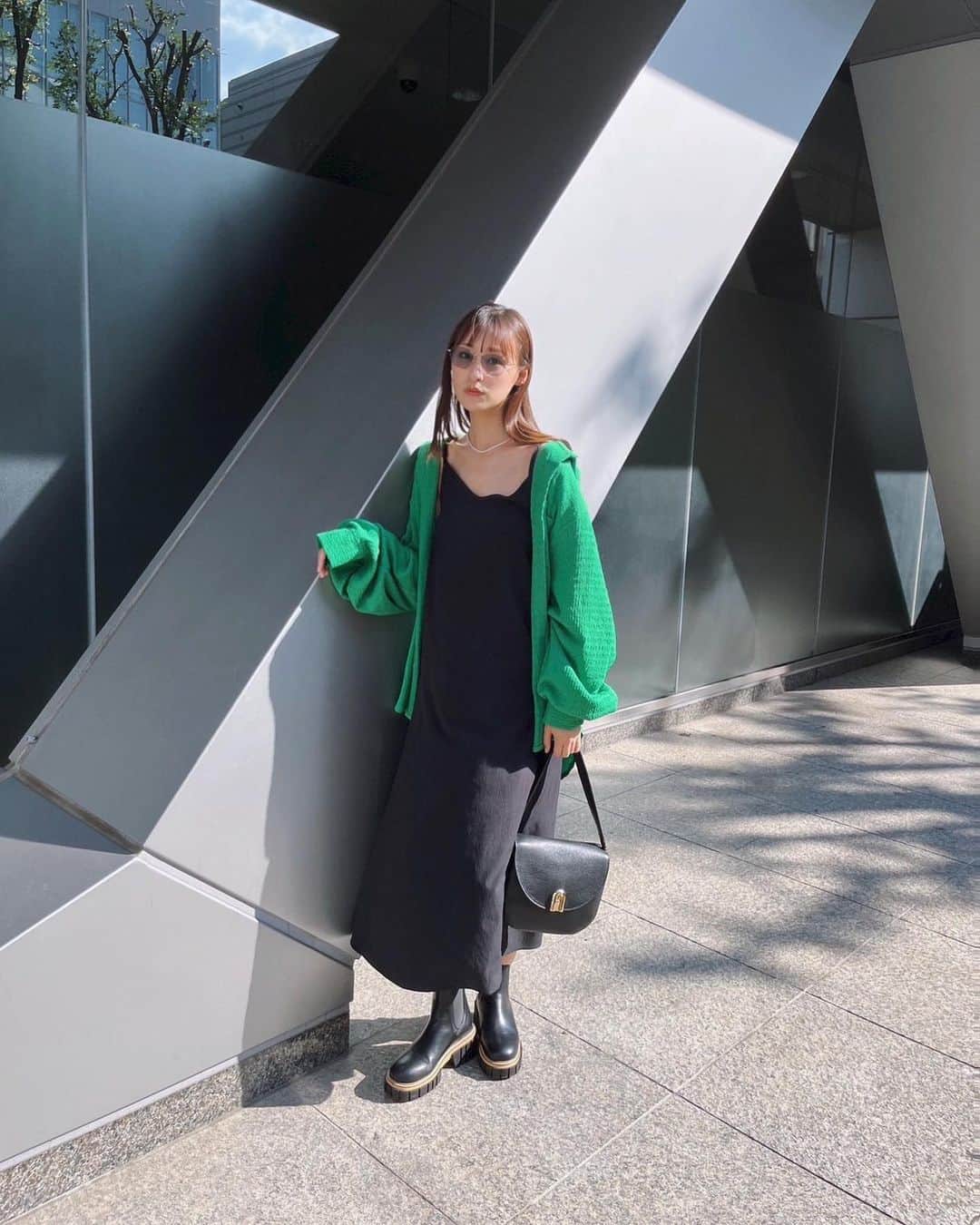 鈴木美羽のインスタグラム：「.  👗… @pameopose  👜… @furla  👠… @amail_official  👓… @resee.official   落ち着いてるね、とか、 おっちょこちょいだね、とか、 天真爛漫だね、とか 周りの人に言われる印象がそれぞれ全然違うんだけど、自分って結局どういう人なんだろうかってなる瞬間ない？🧐」