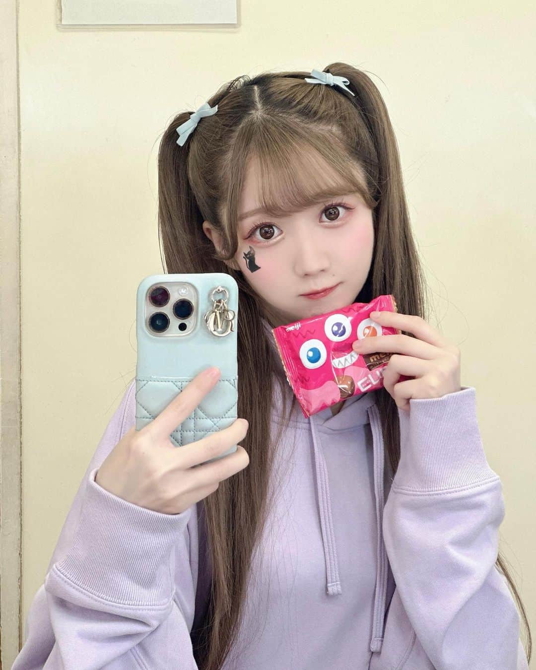 大谷映美里のインスタグラム：「🍫💞 チョコ×ハーフツイン×だぼパーカー 好きの詰め合わせですね☺️💕」
