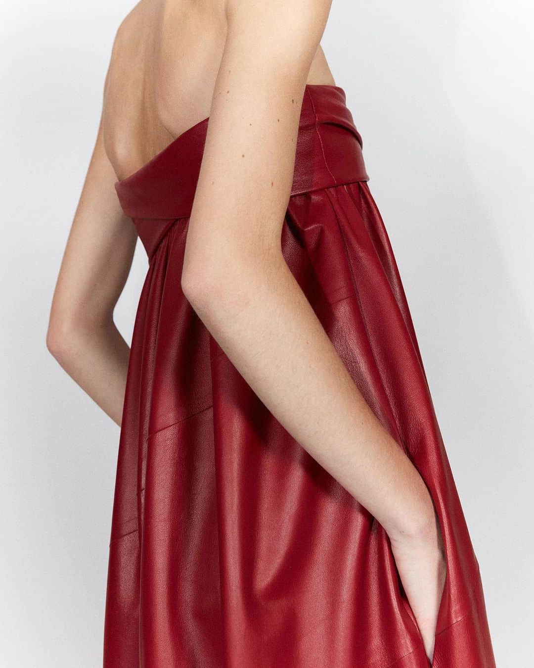 プロエンザスクーラーのインスタグラム：「Fall 2023: Nappa Leather Strapless Dress   Discover now at proenzaschouler.com  #proenzaschouler」